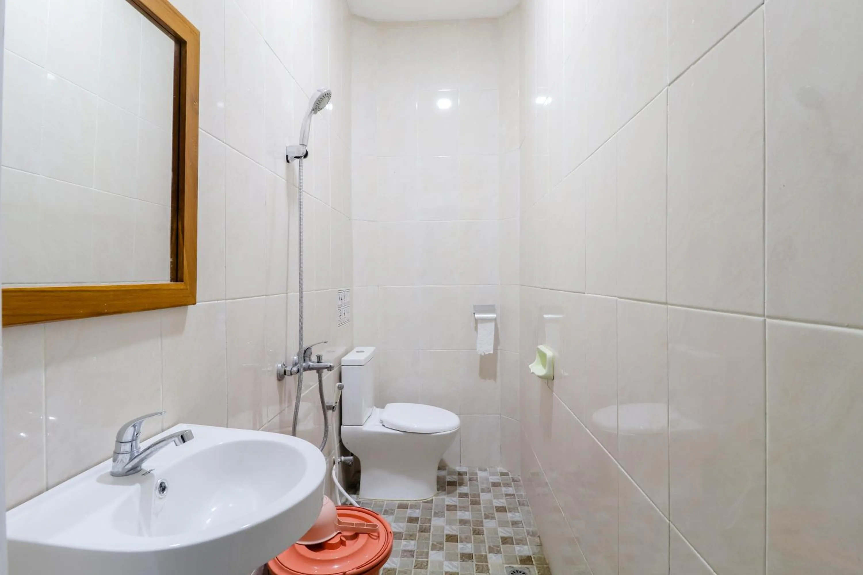 Shower in Hotel Safara Yogyakarta