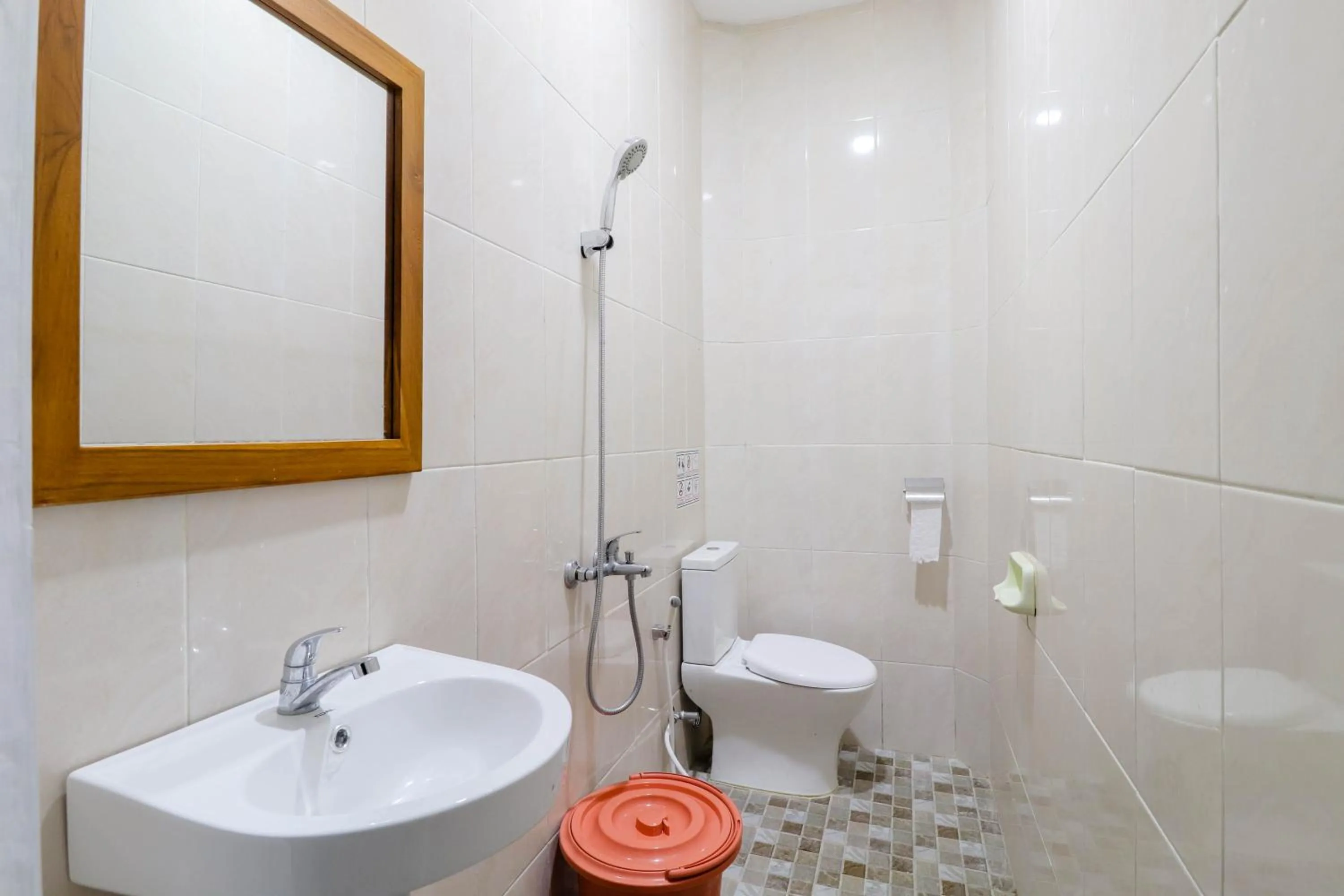 Shower in Hotel Safara Yogyakarta