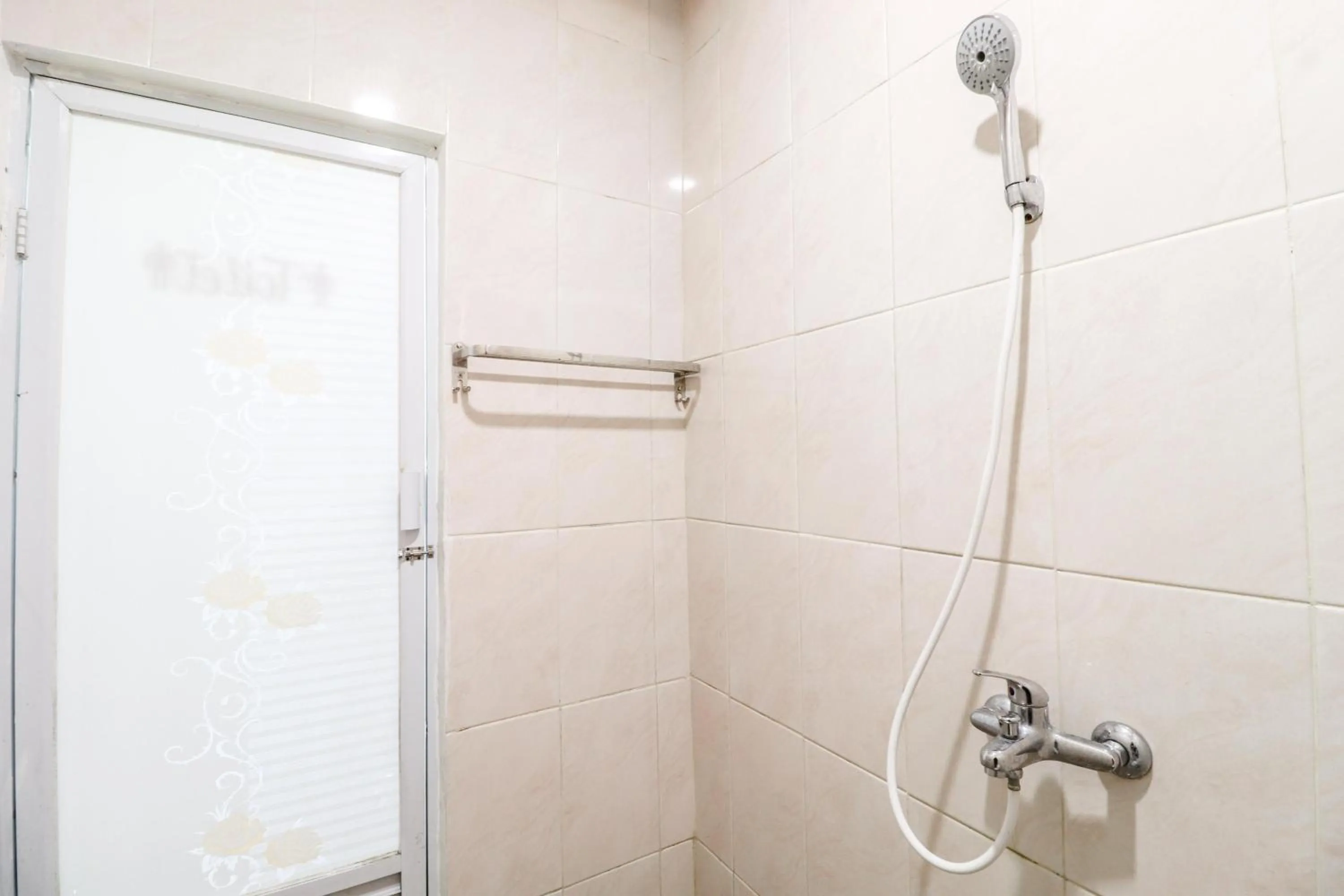 Shower in Hotel Safara Yogyakarta