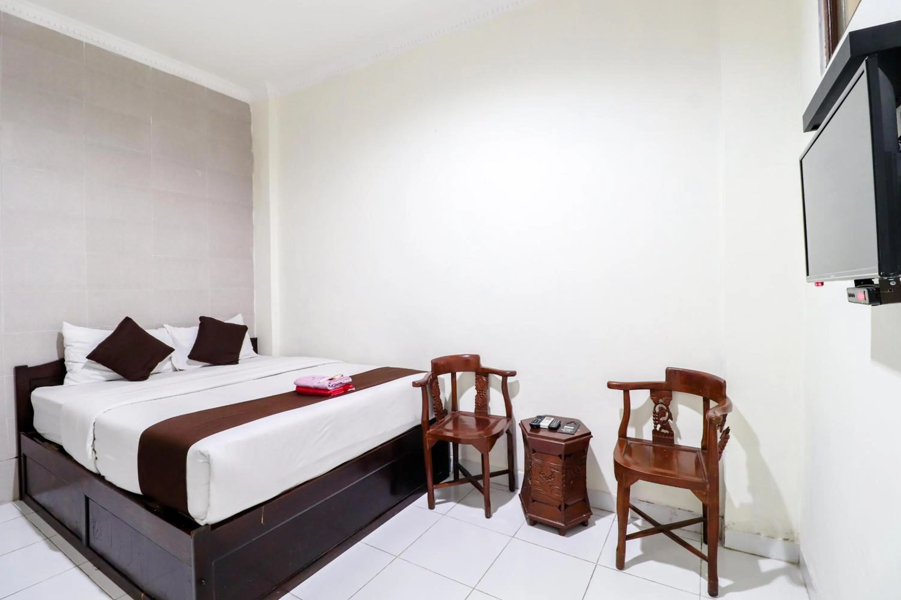 Communal lounge/ TV room, Bed in Hotel Safara Yogyakarta