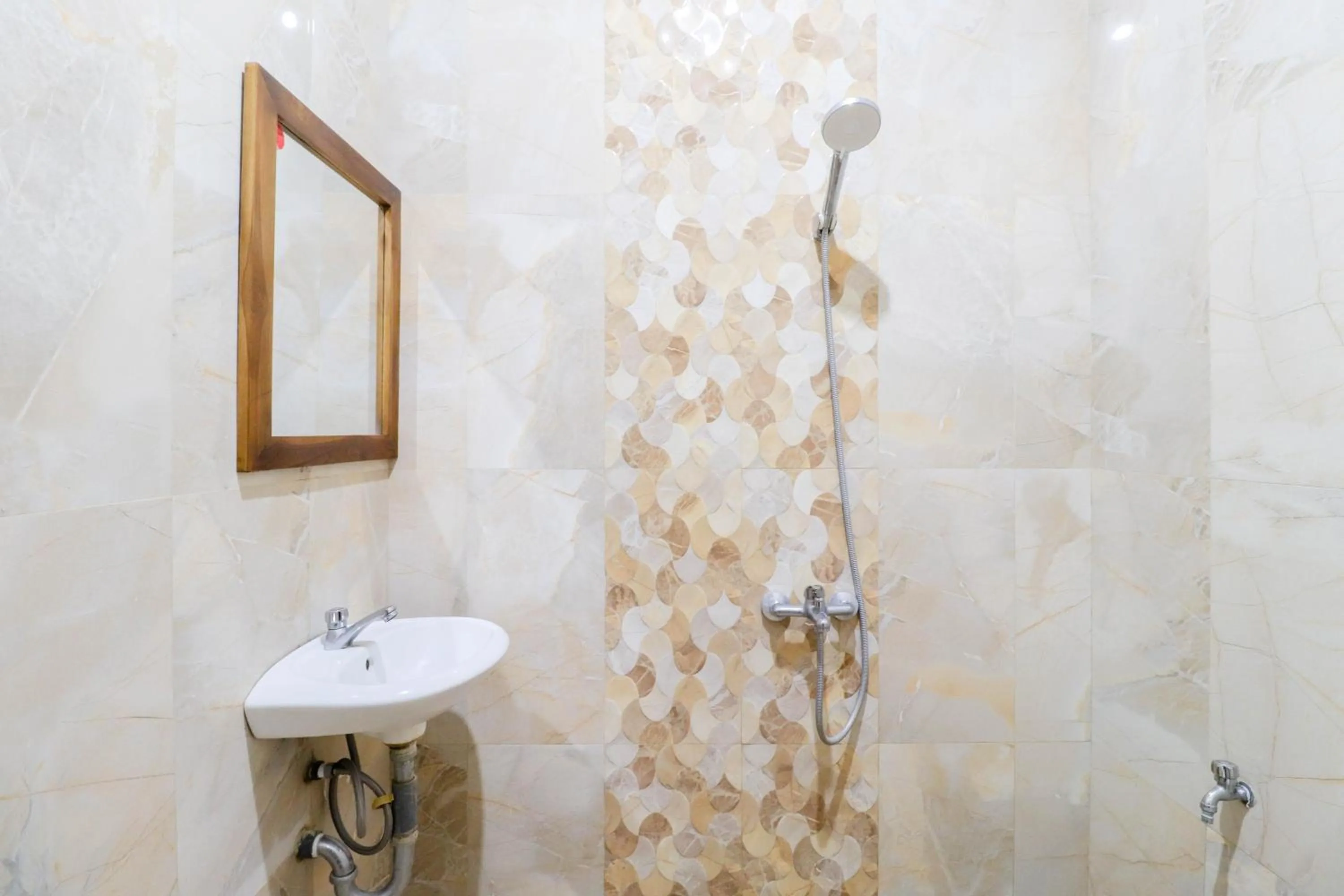 Shower in Hotel Safara Yogyakarta