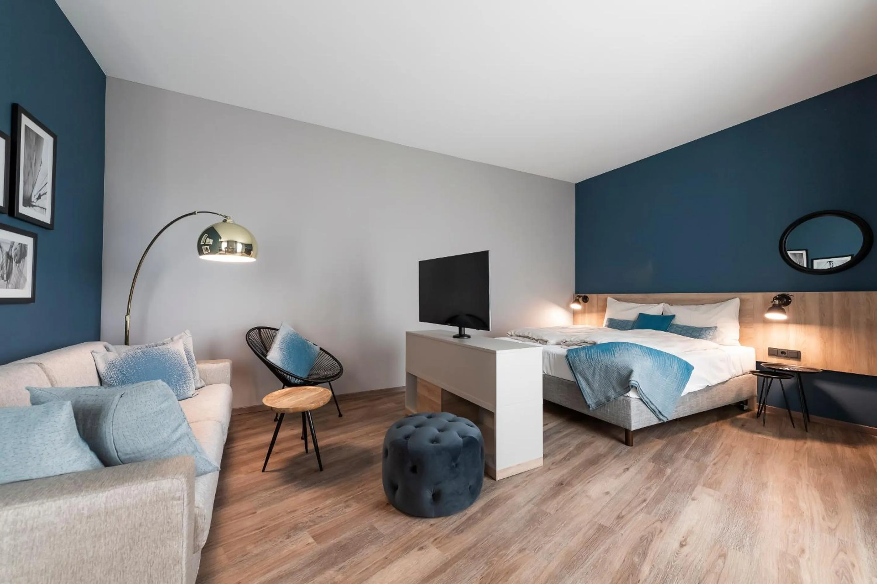 Seating area, Bed in HARBR. hotel Heilbronn