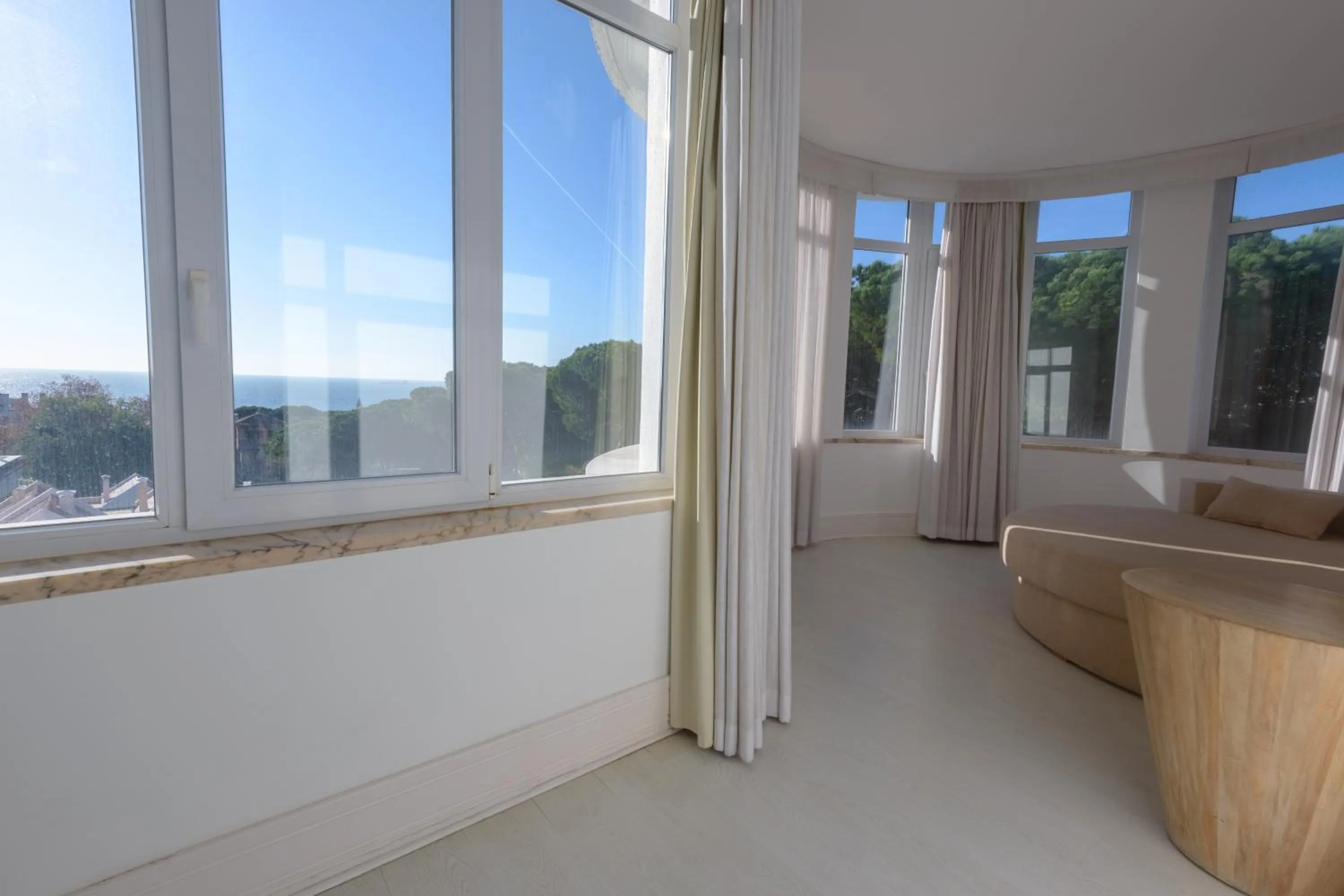 Living room in Amazonia Estoril Hotel