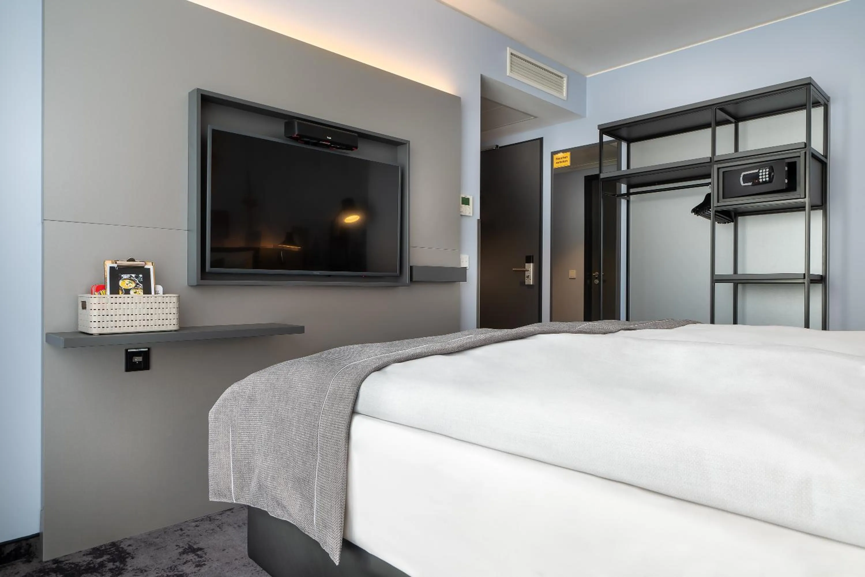 Bedroom, Bed in Holiday Inn - the niu, Charly Frankfurt City by IHG