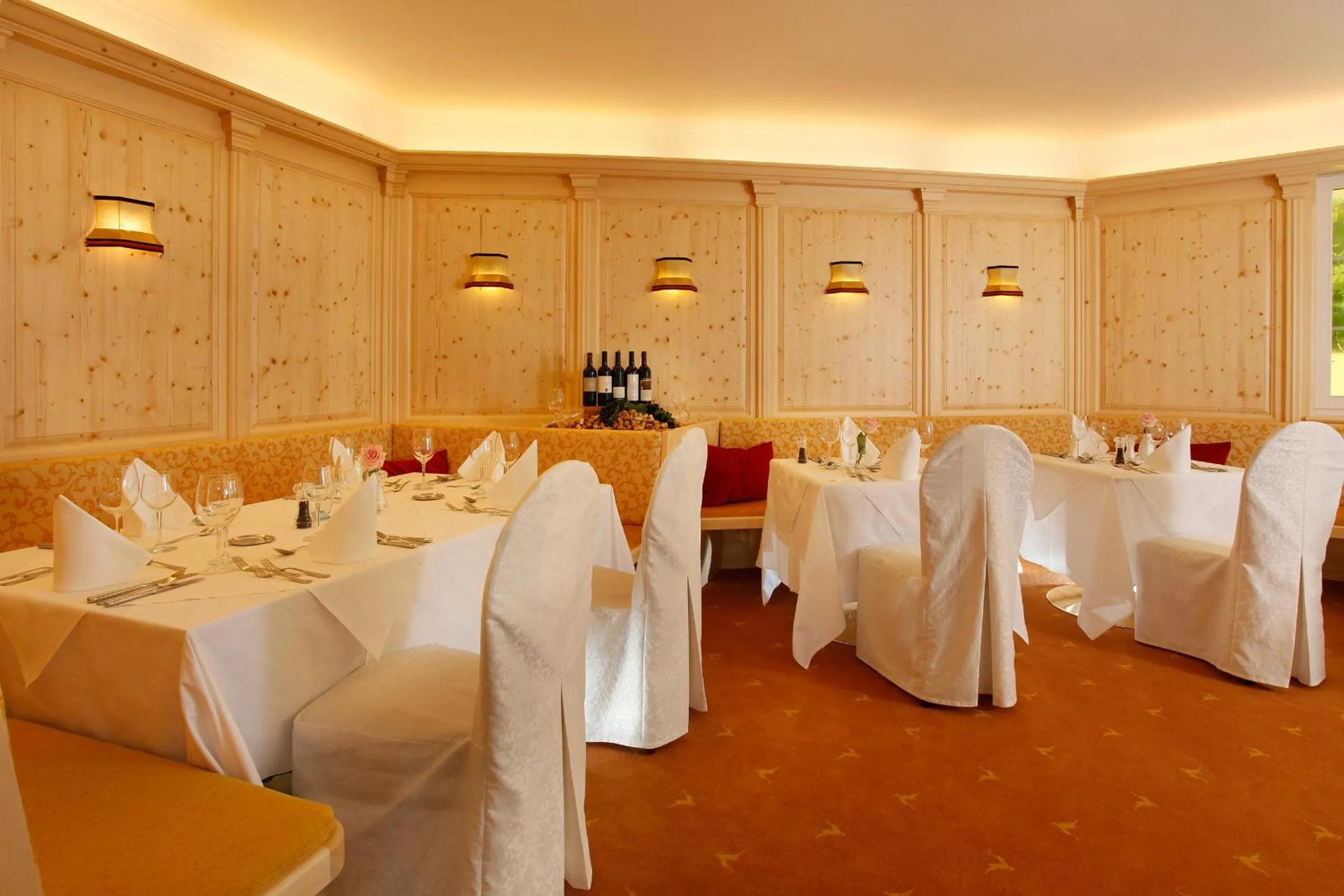 Restaurant/places to eat in Hotel Nocturnes