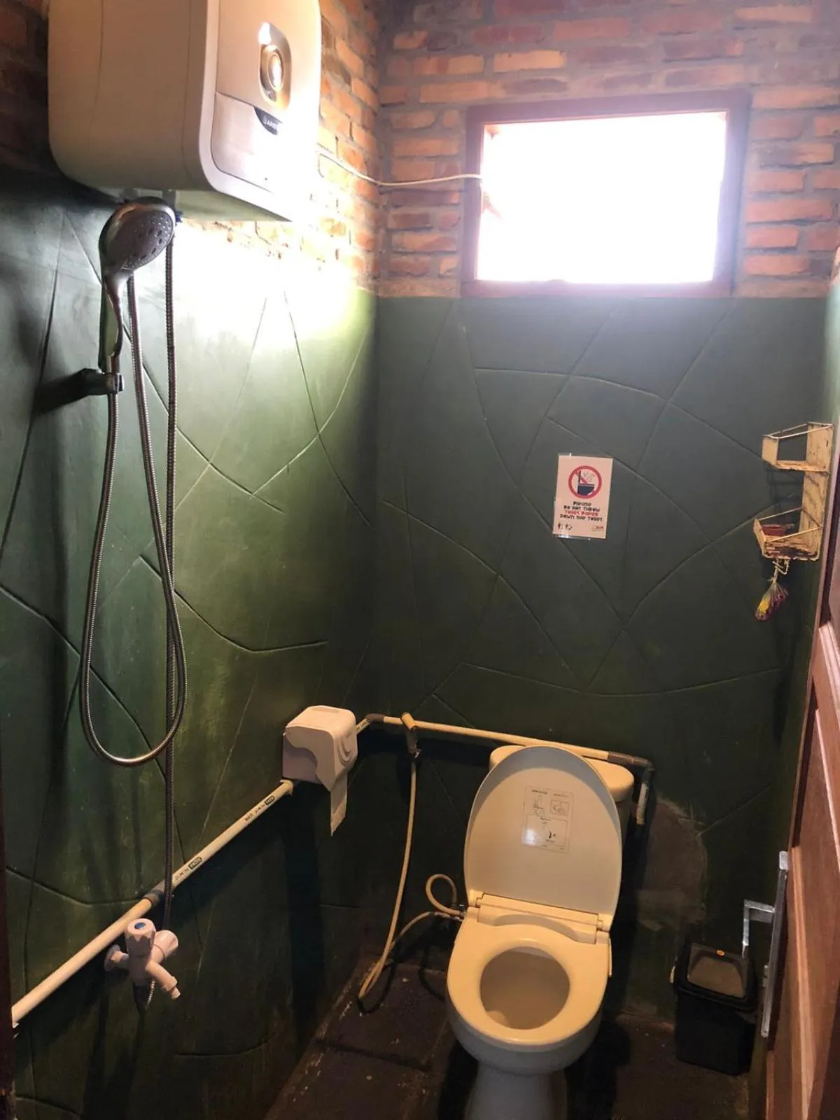 Toilet in Bua Guest House