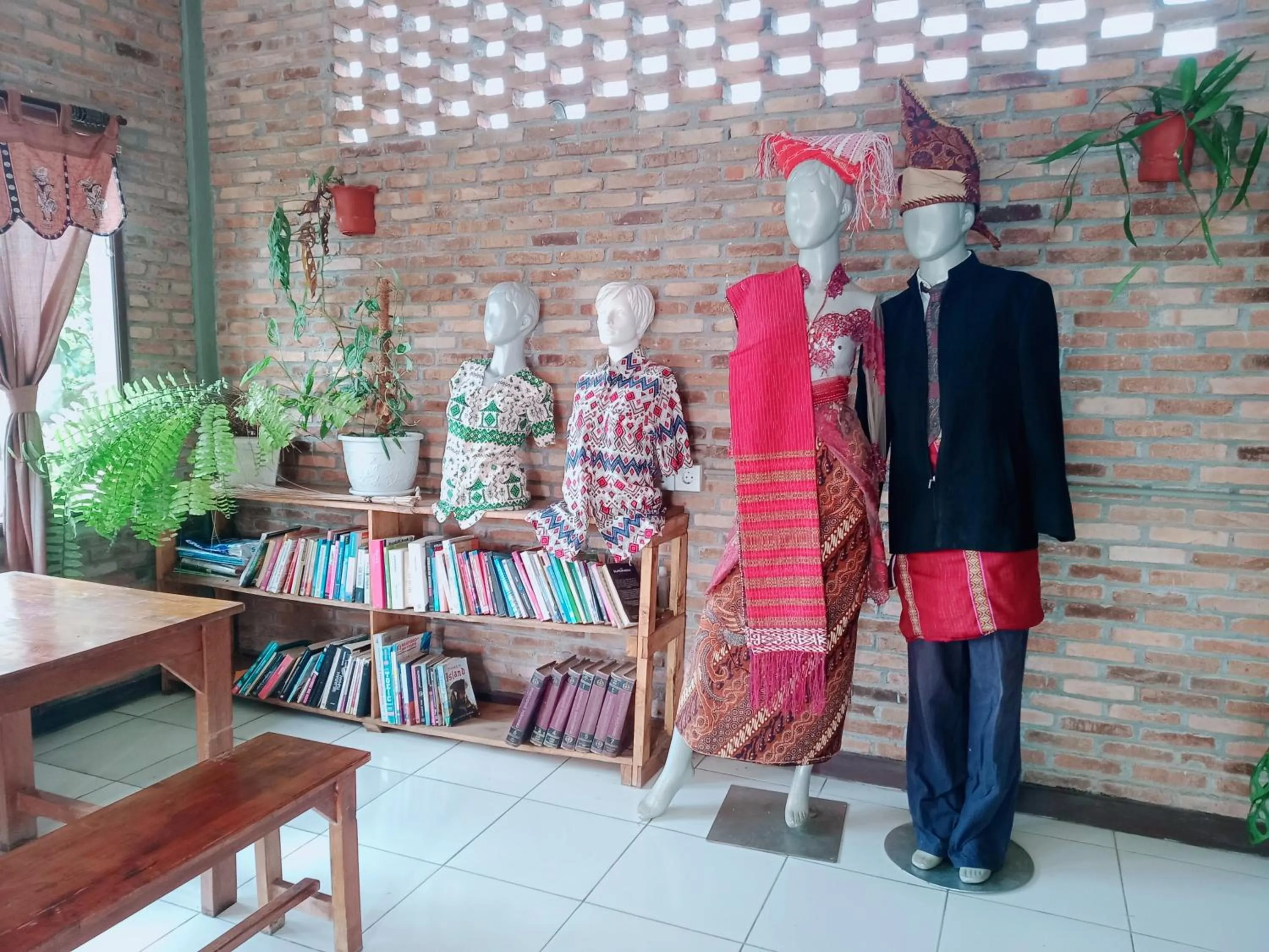 Library in Bua Guest House
