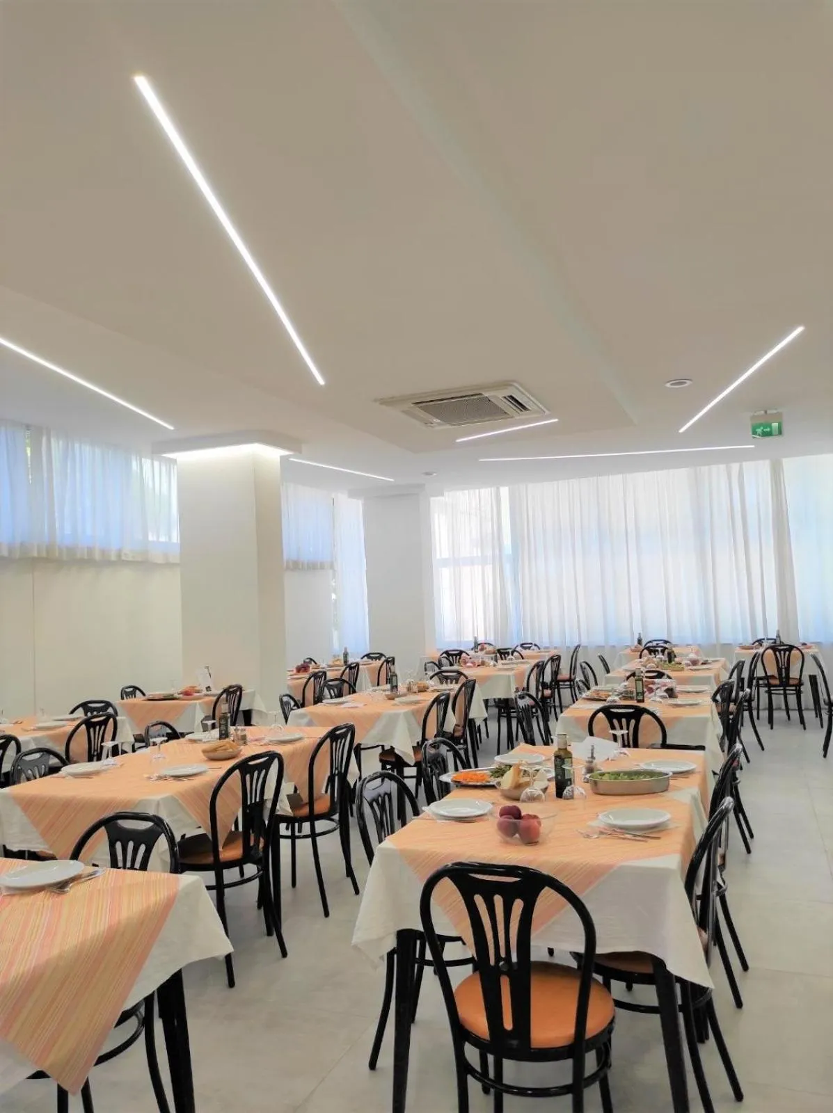 Restaurant/places to eat in Hotel Madrid