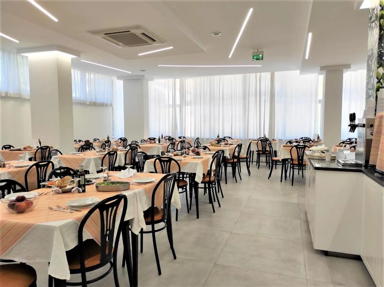 Restaurant/places to eat in Hotel Madrid