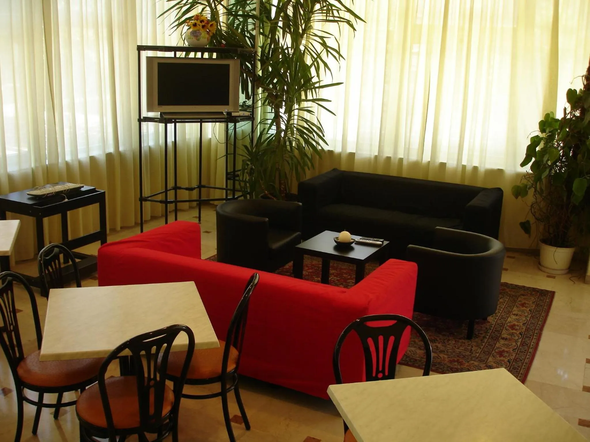 Communal lounge/ TV room in Hotel Madrid