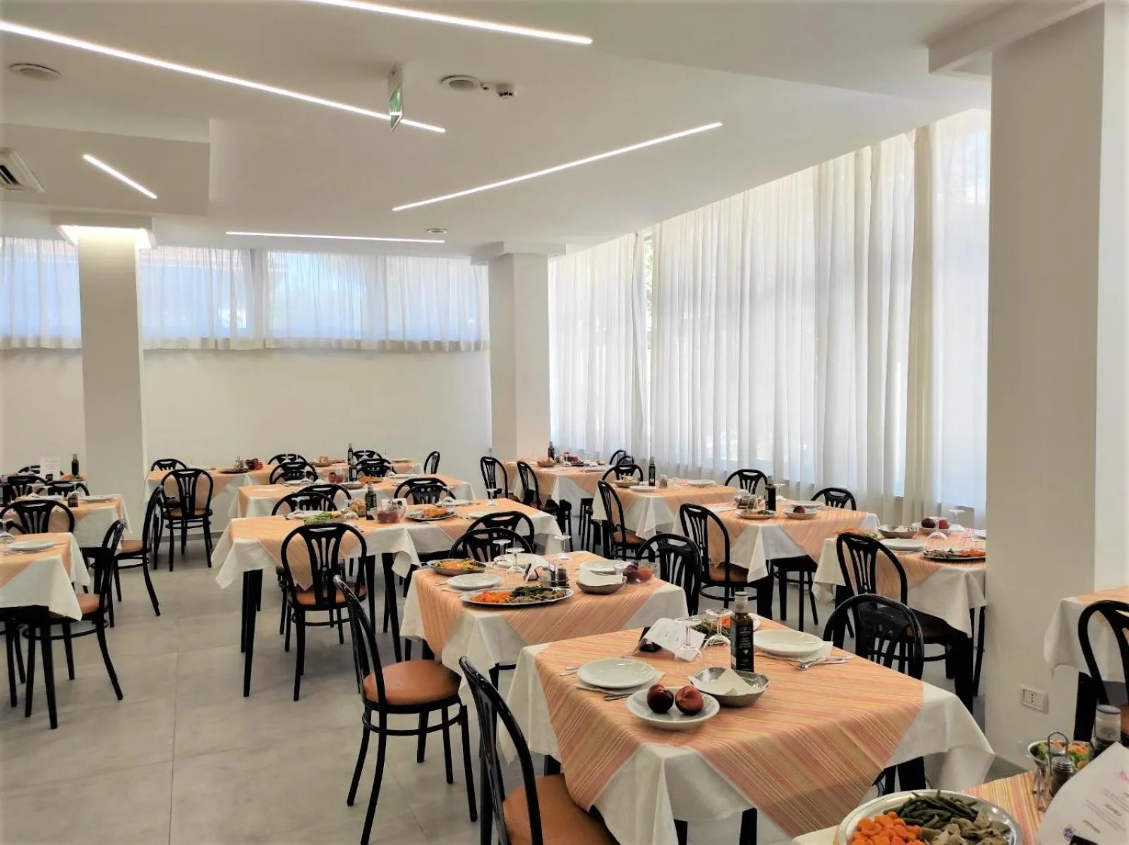 Restaurant/places to eat in Hotel Madrid