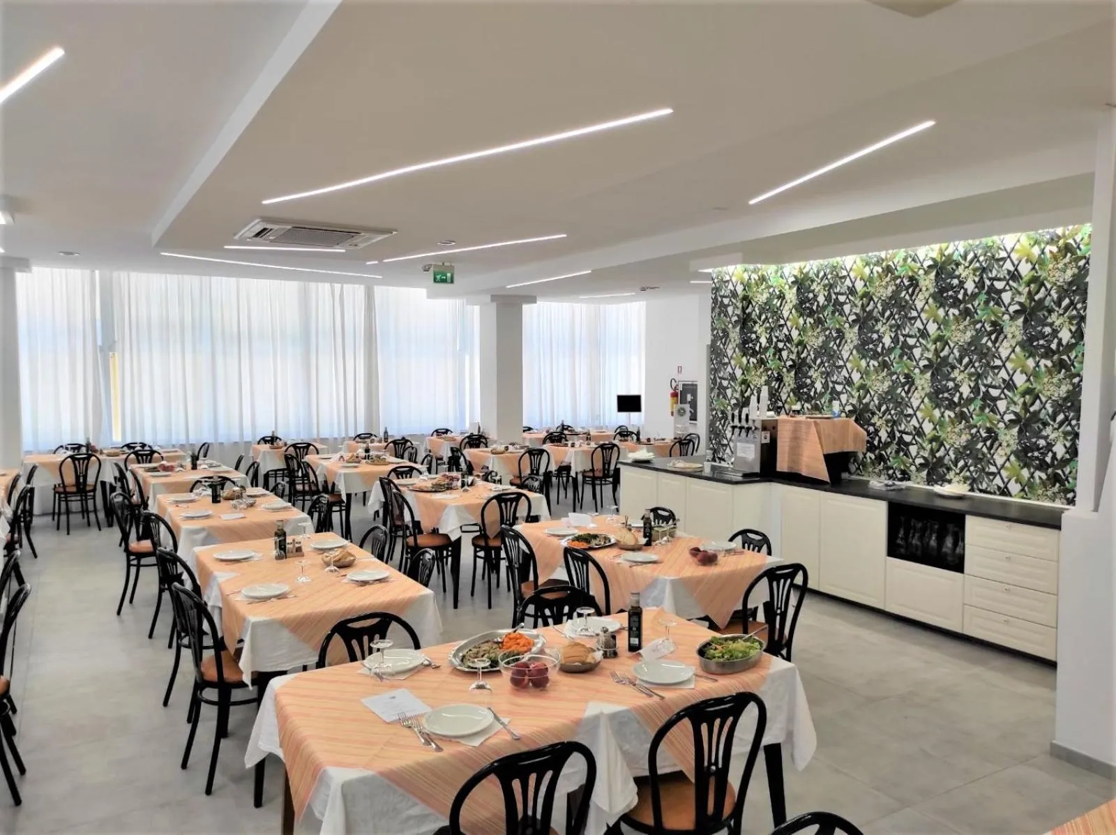 Restaurant/places to eat in Hotel Madrid