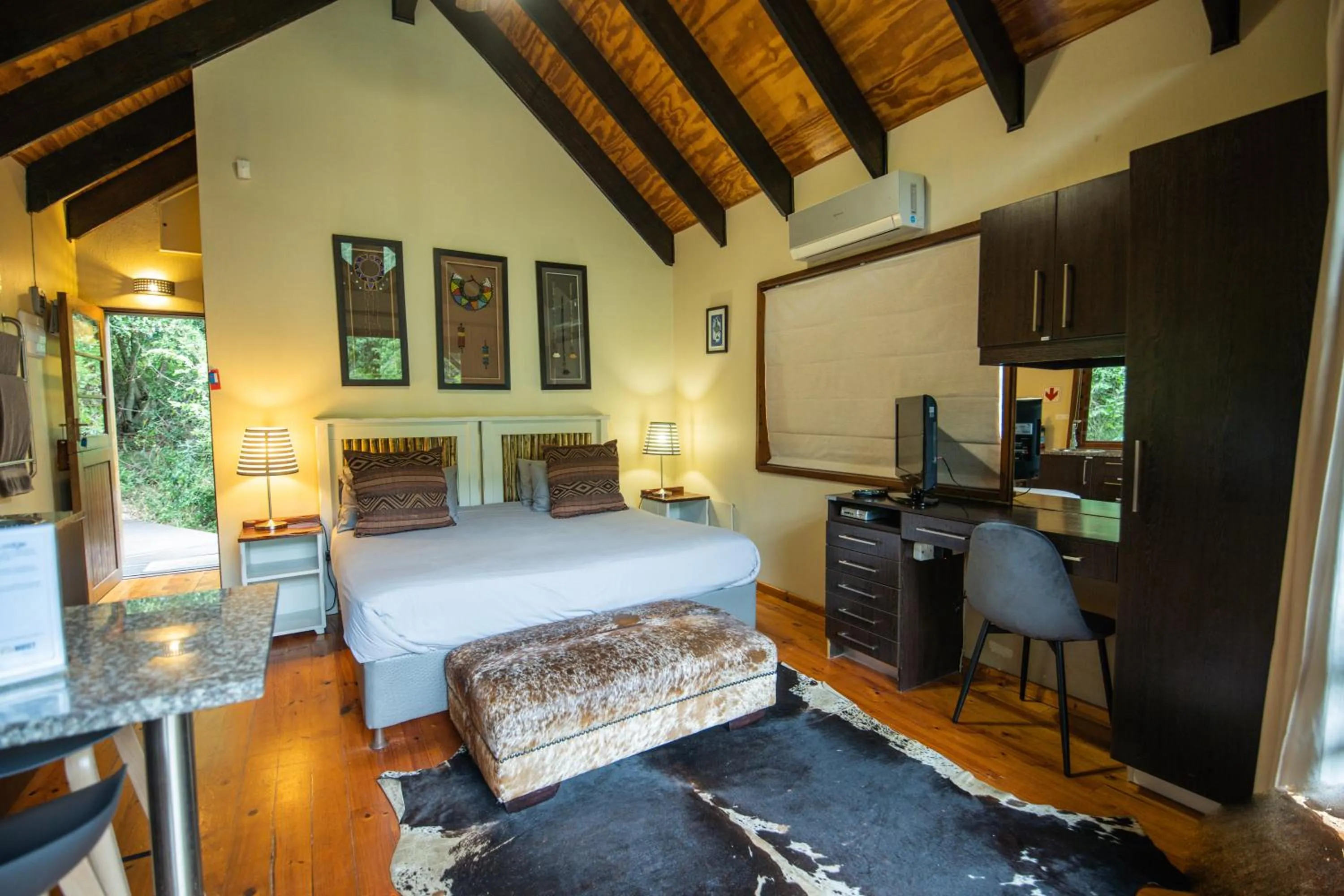 Photo of the whole room, Bed in Thunzi Bush Lodge