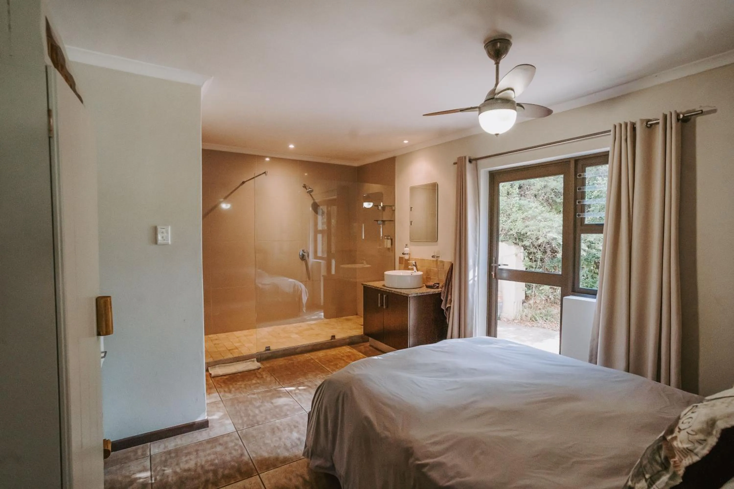 Shower, Bed in Thunzi Bush Lodge