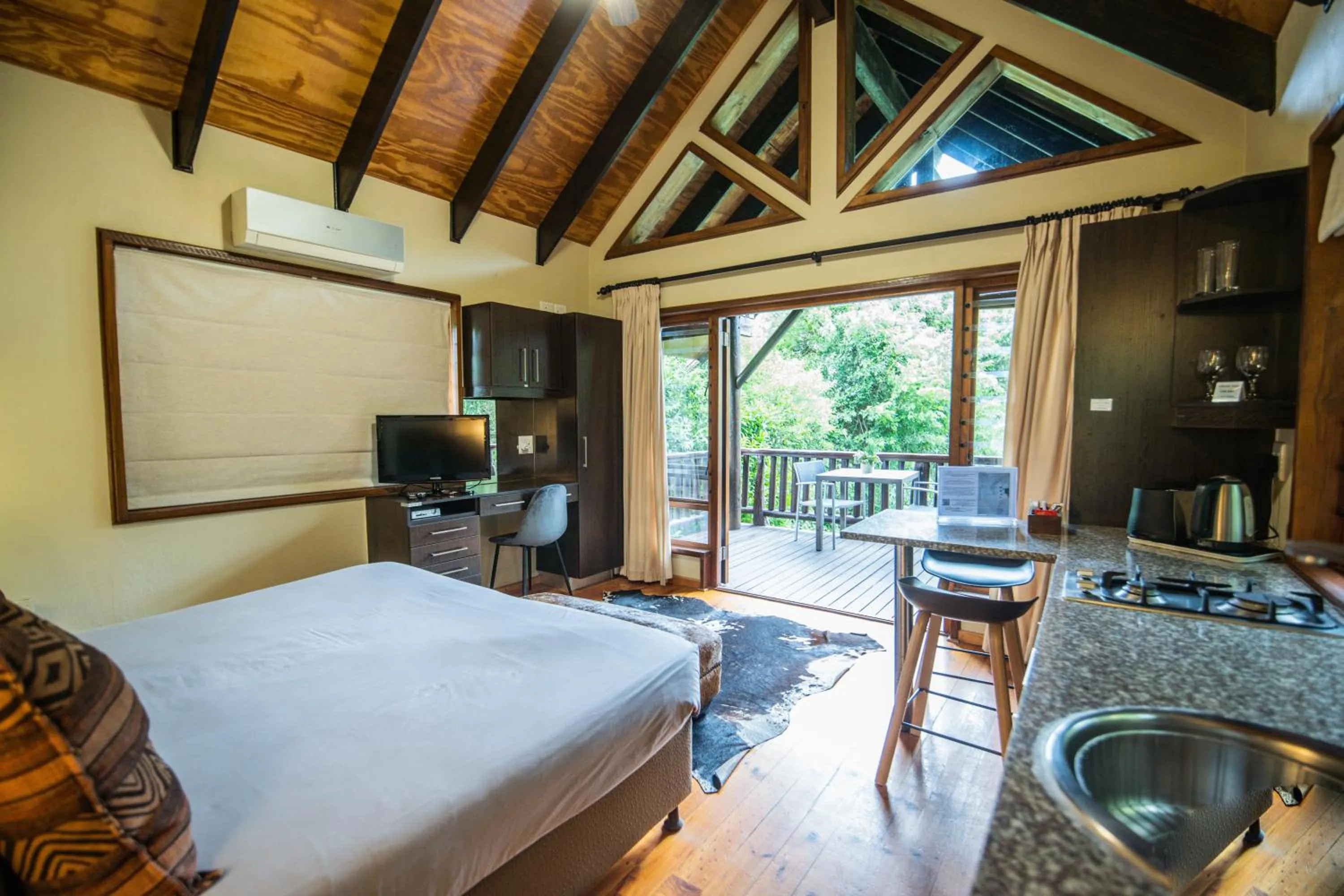 Photo of the whole room, Bed in Thunzi Bush Lodge