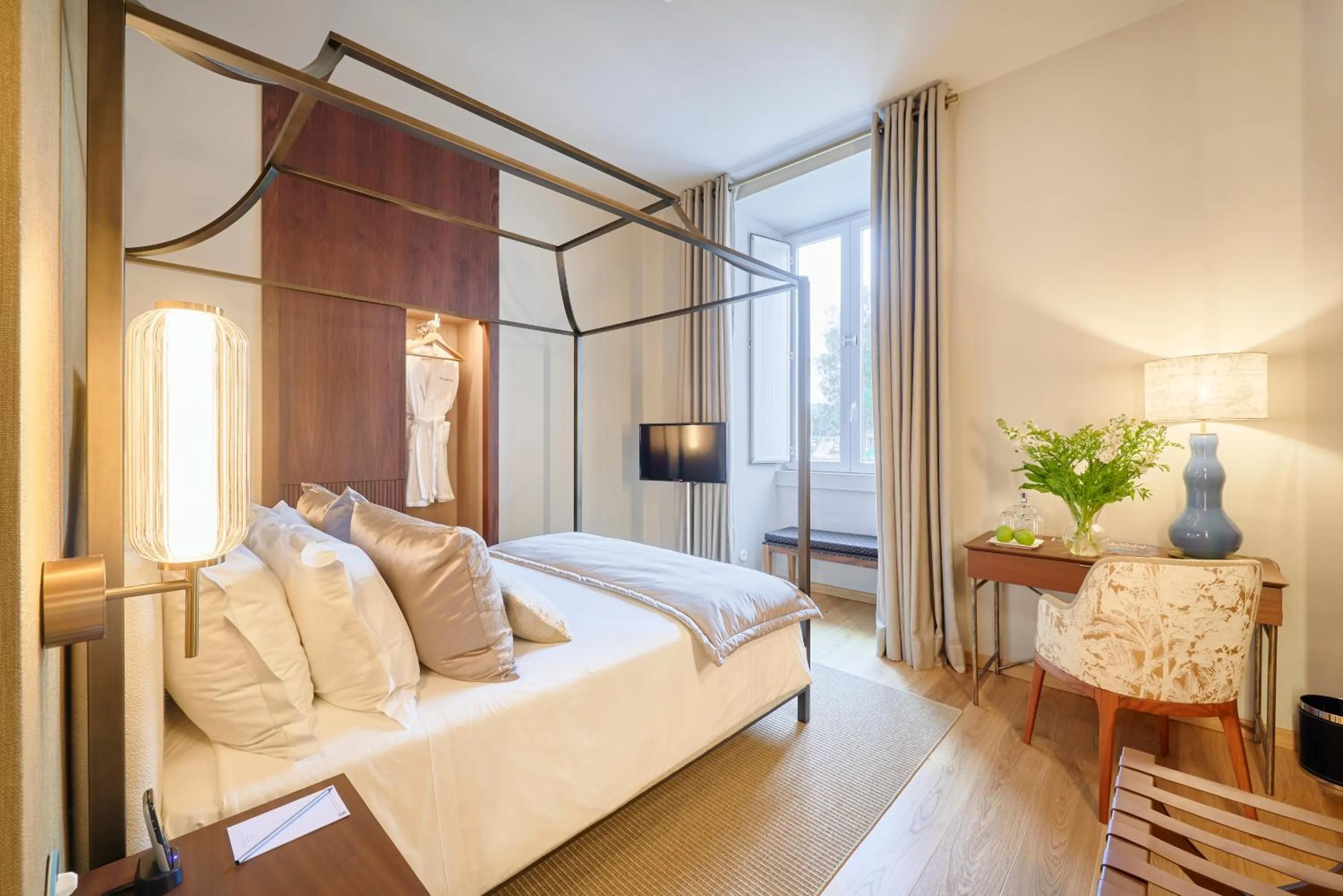 Property building, Bed in Farol Hotel