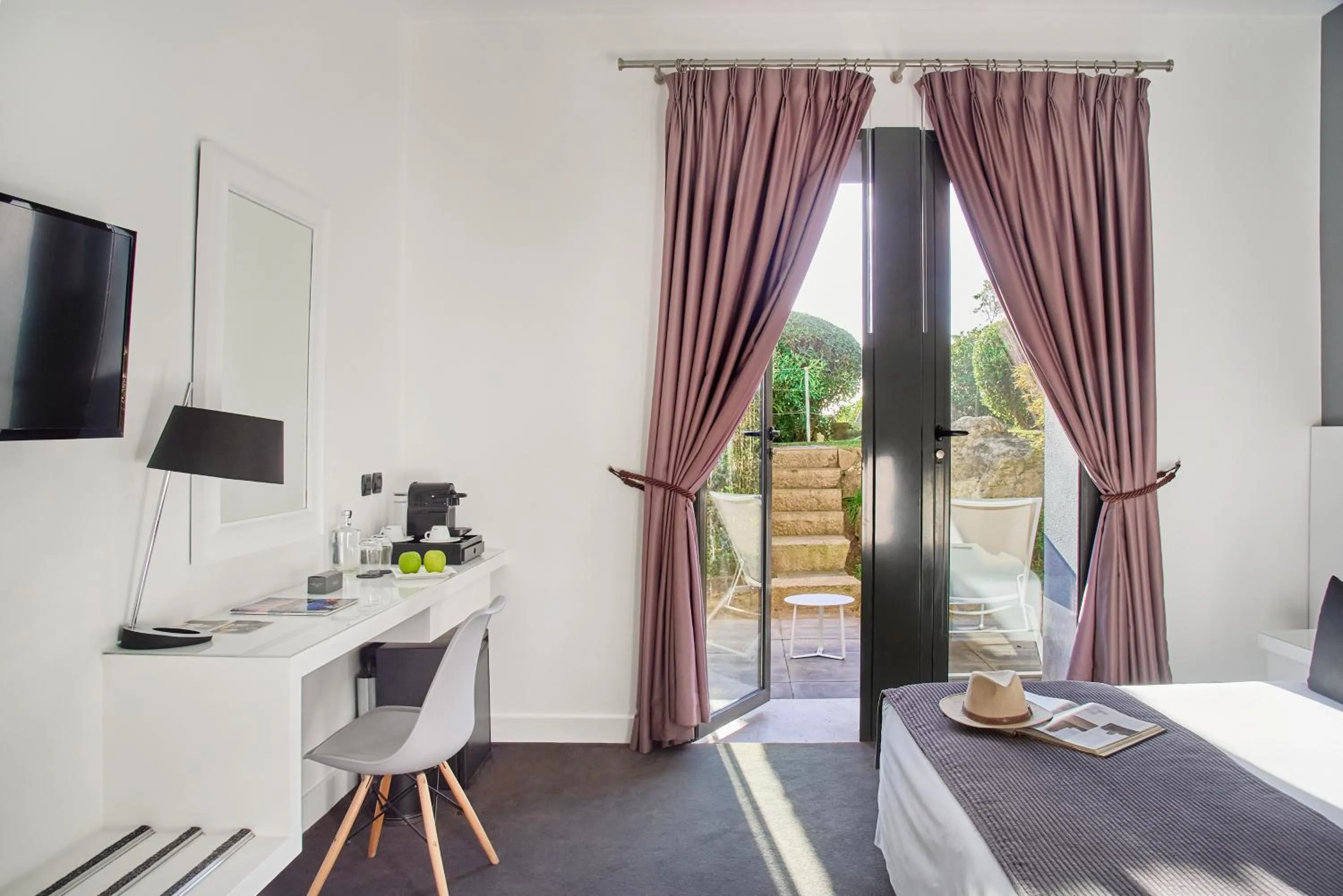 Property building, Bed in Farol Hotel