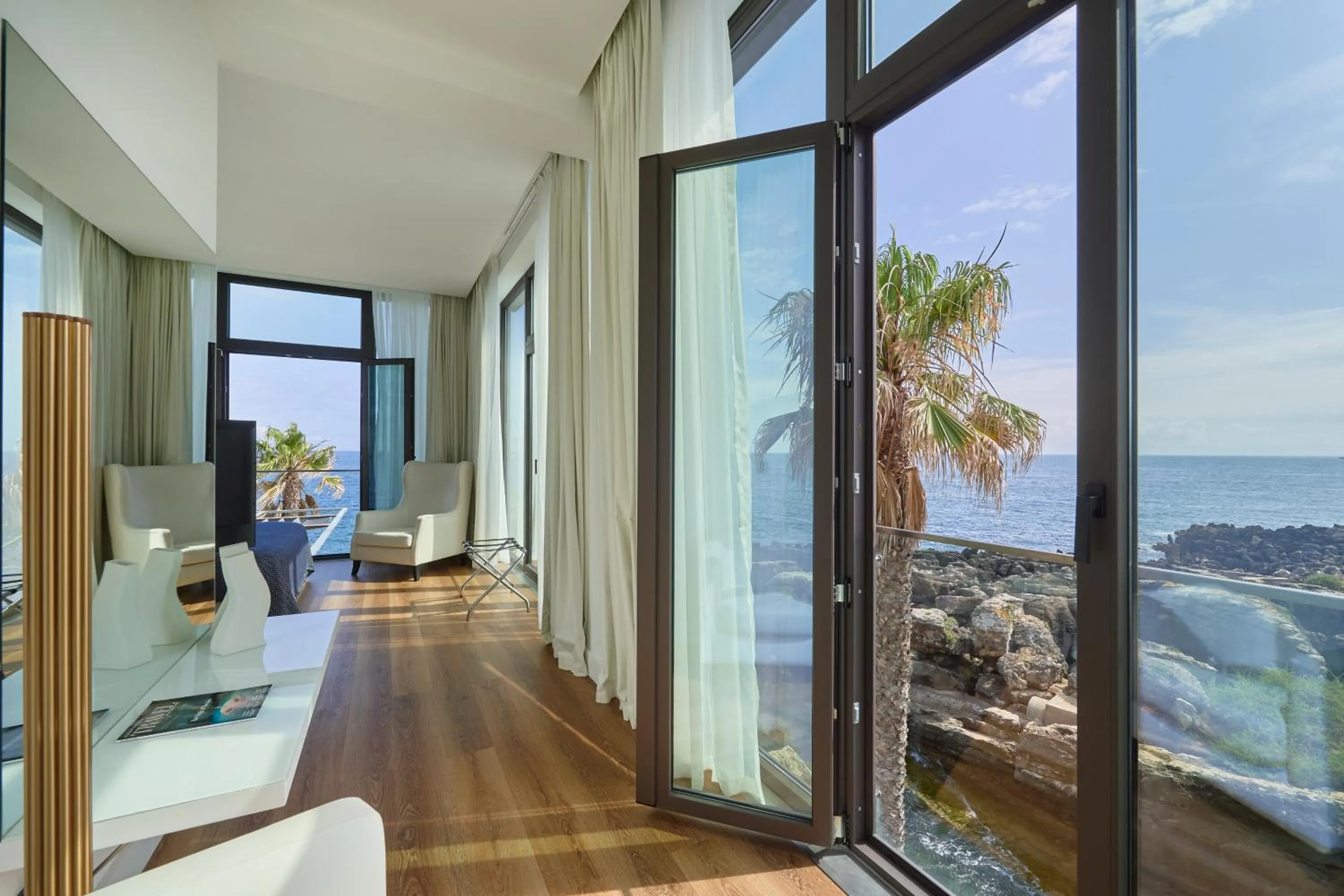 Restaurant/places to eat in Farol Hotel