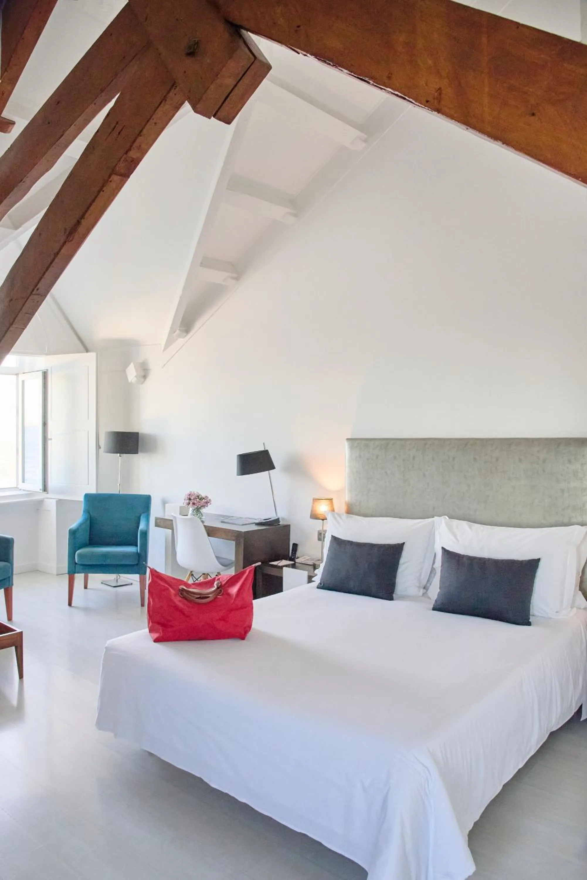 Property building, Bed in Farol Hotel