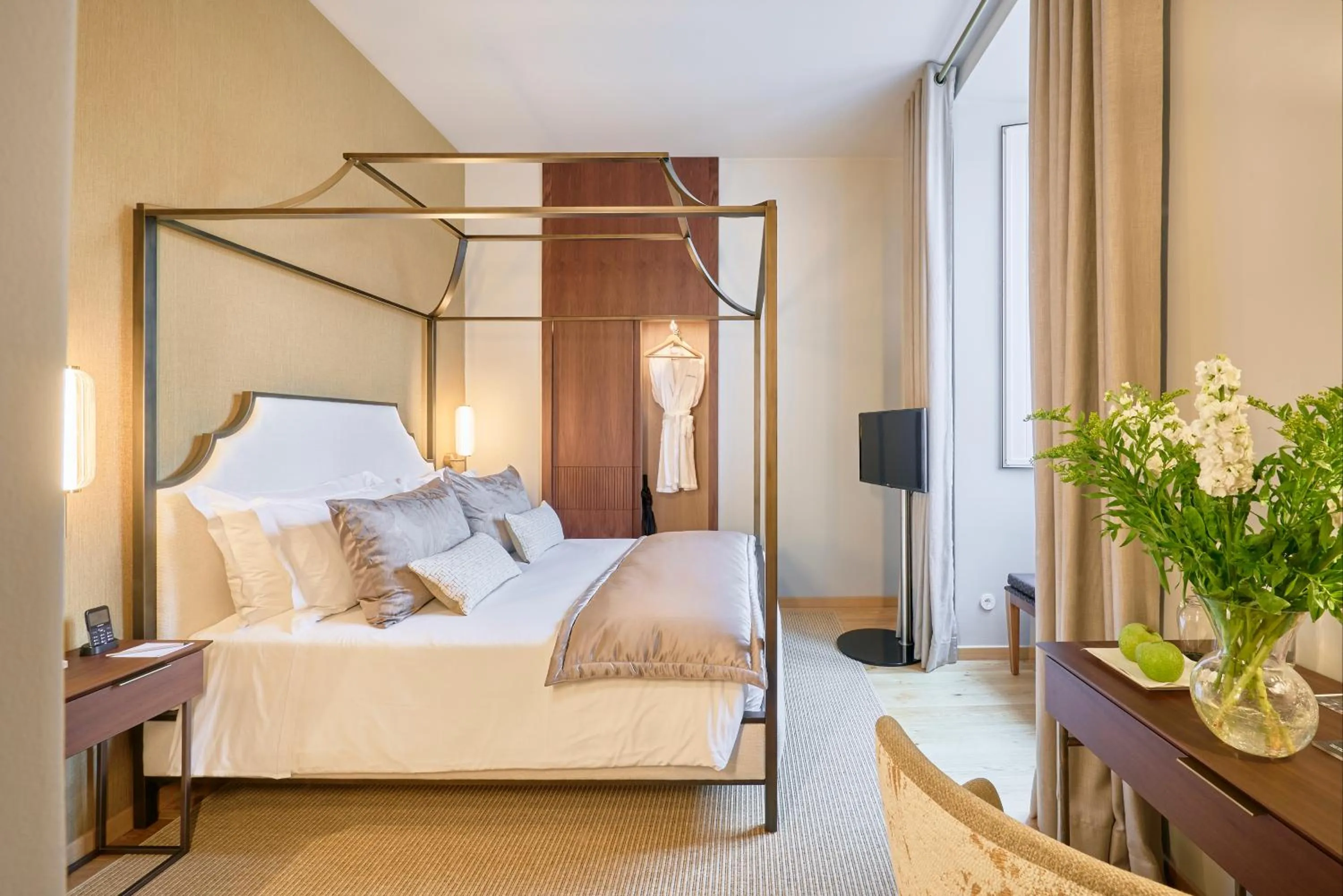 Property building, Bed in Farol Hotel