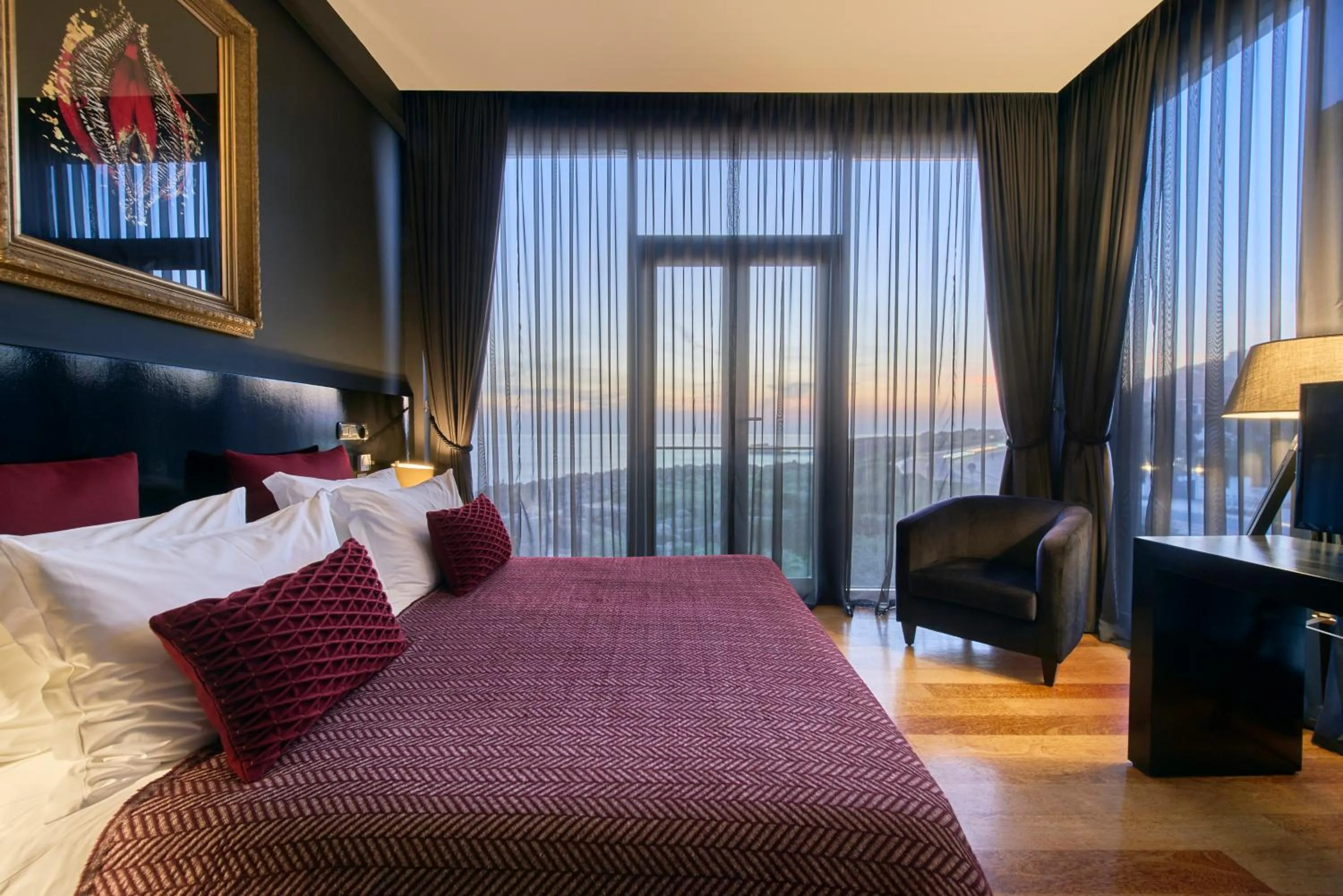 Seating area, Bed in Farol Hotel