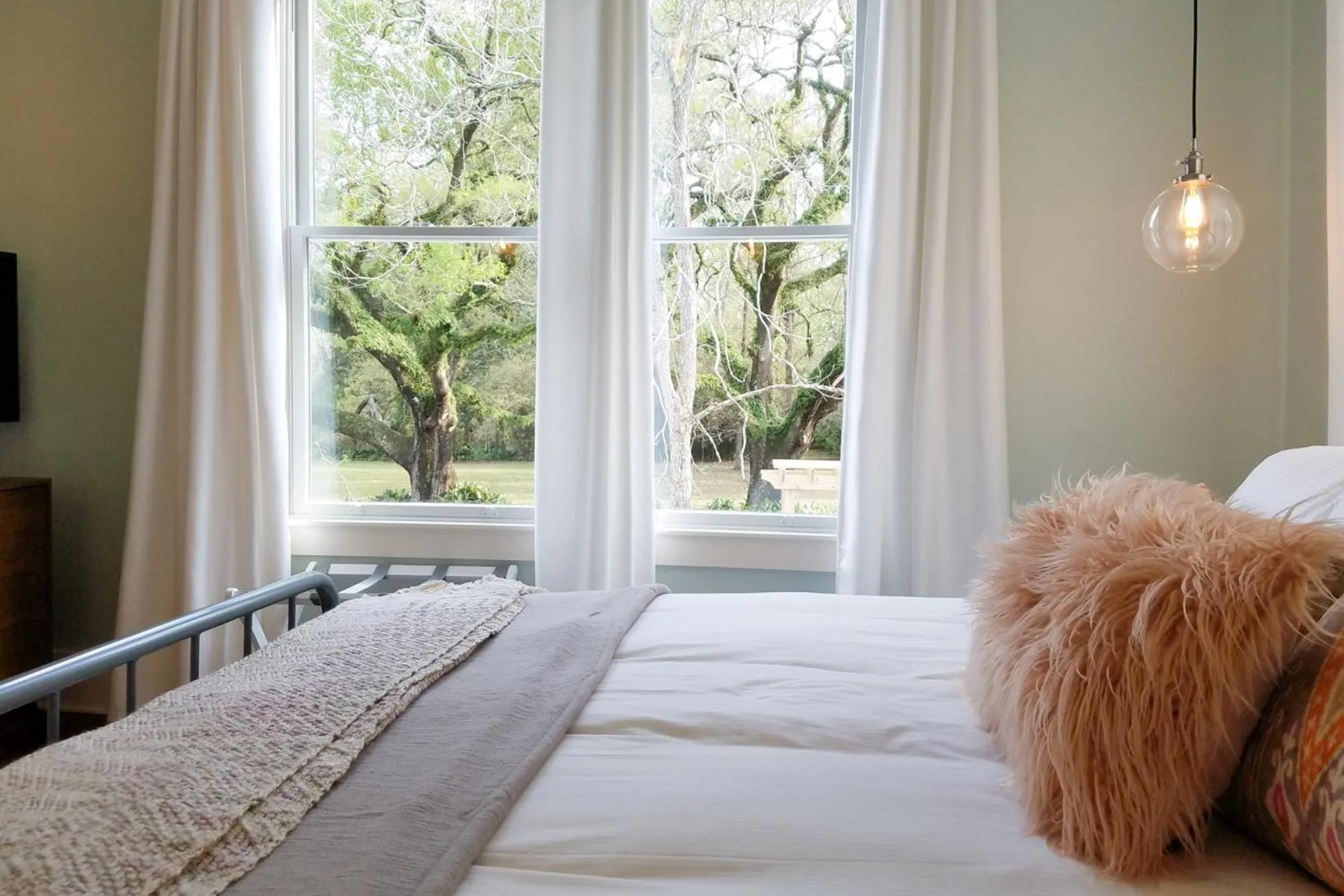 Bed in Abita Springs Hotel