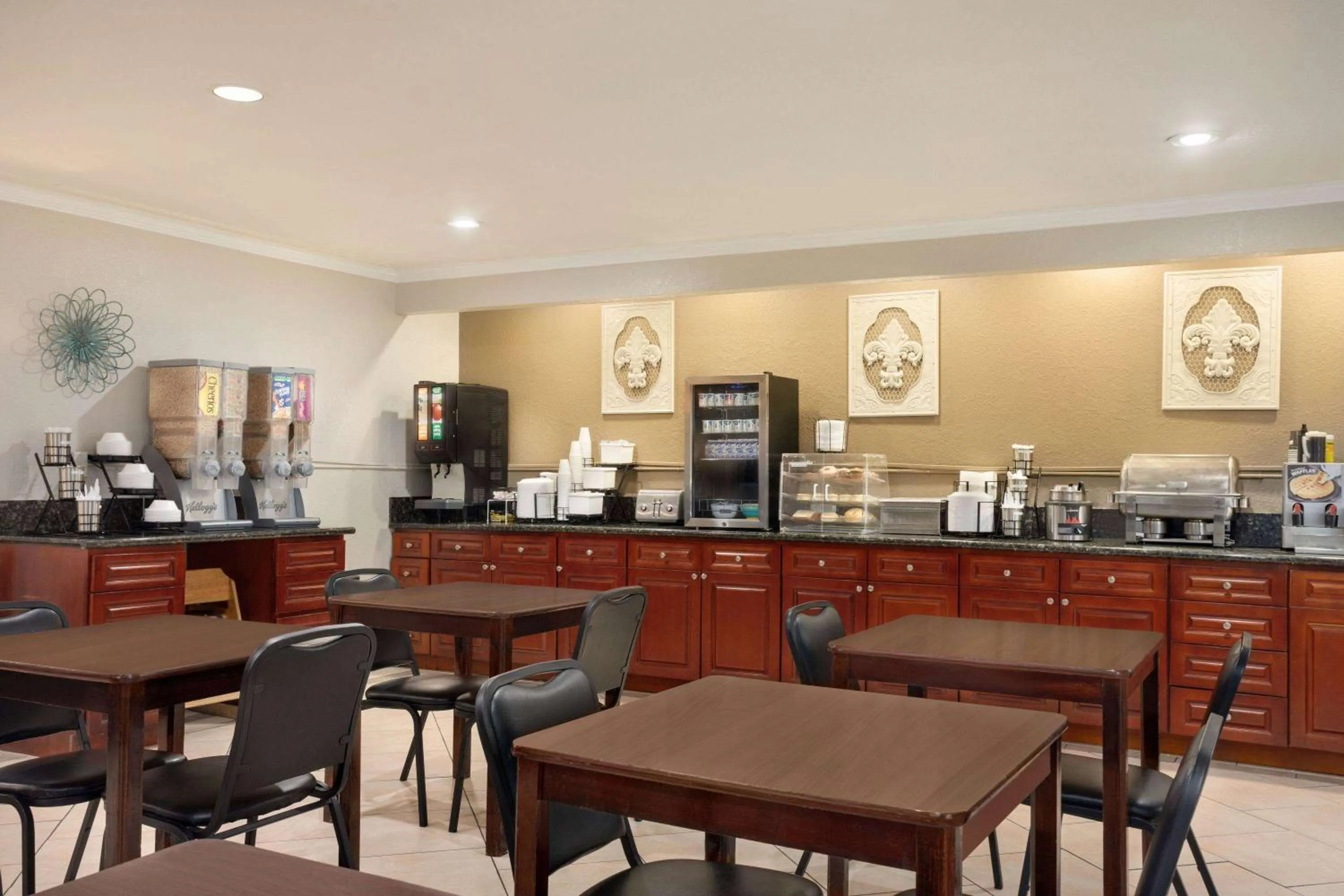 Breakfast in Baymont by Wyndham Kansas City KU Medical Center