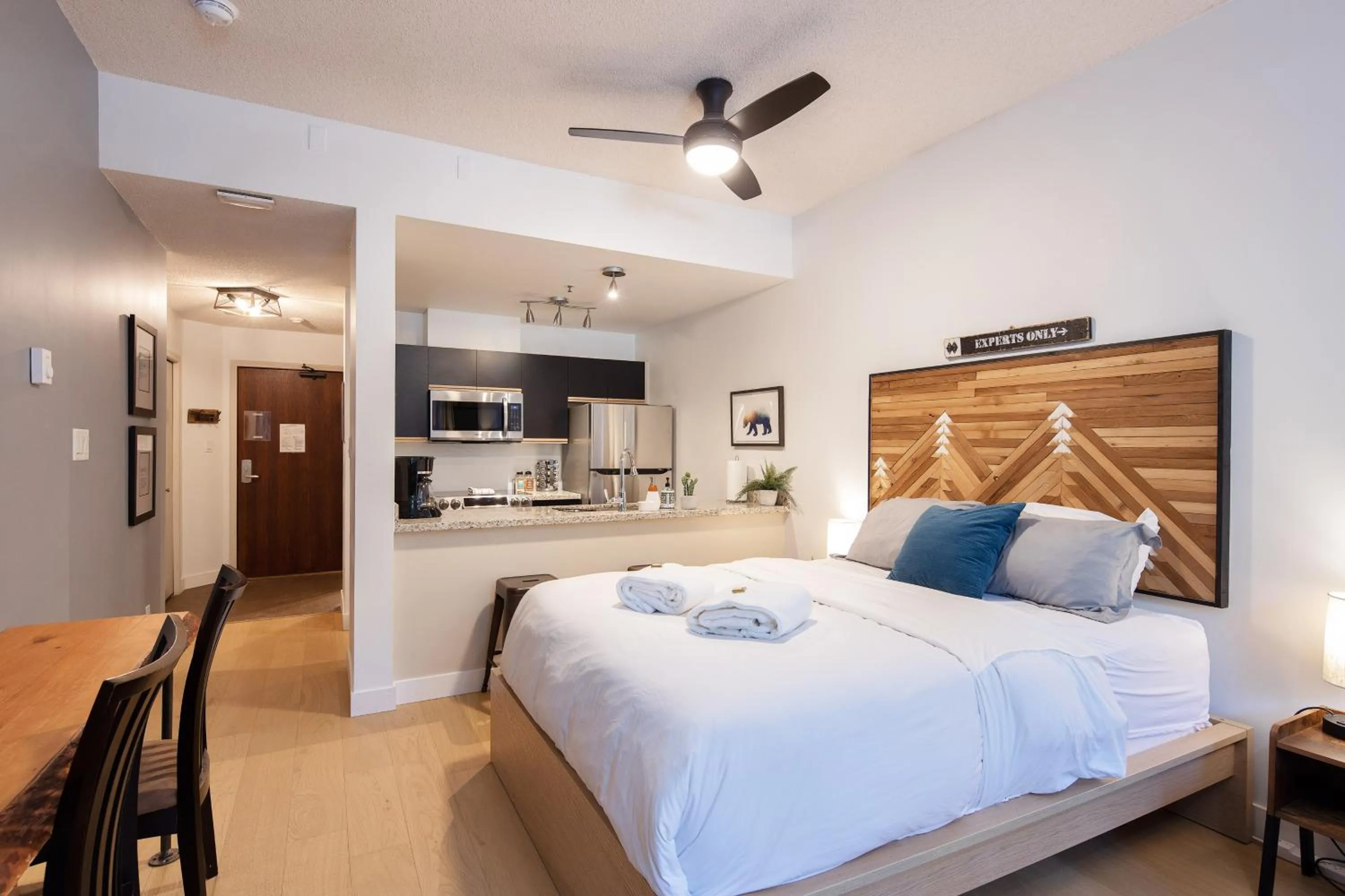 Bright Suite at Ski In/Out Glacier Lodge!