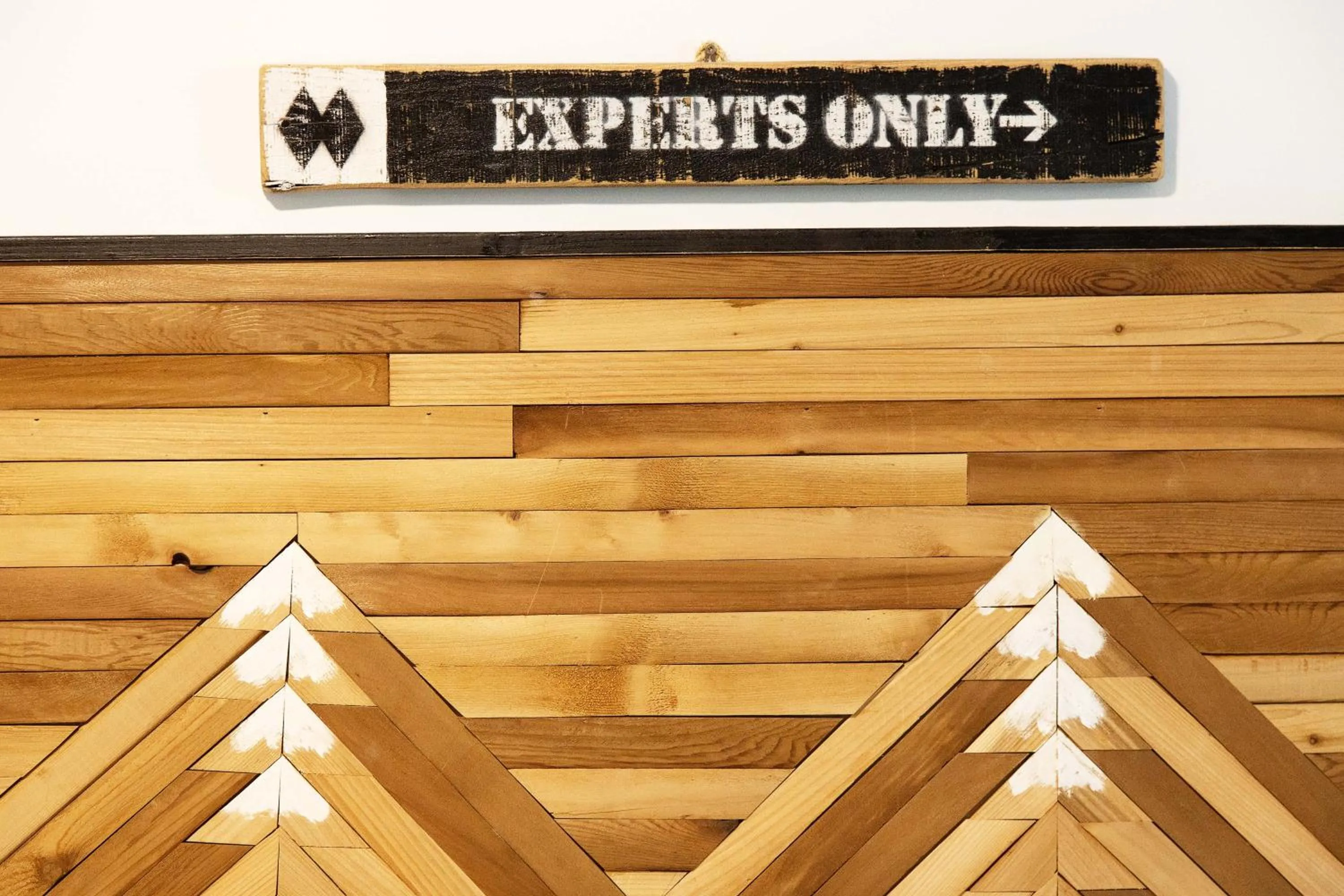 Bright Suite at Ski In/Out Glacier Lodge!