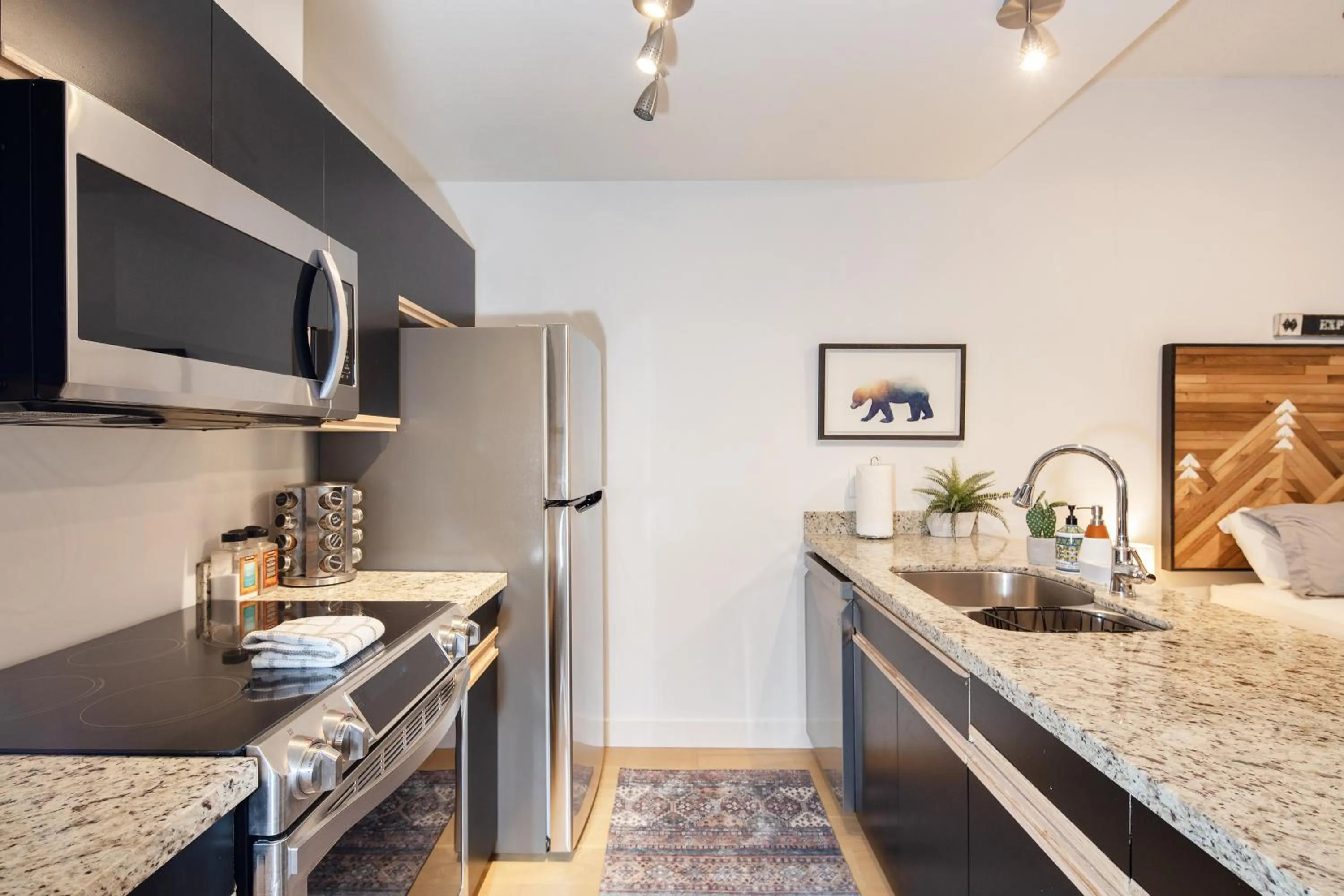 Bright Suite at Ski In/Out Glacier Lodge!