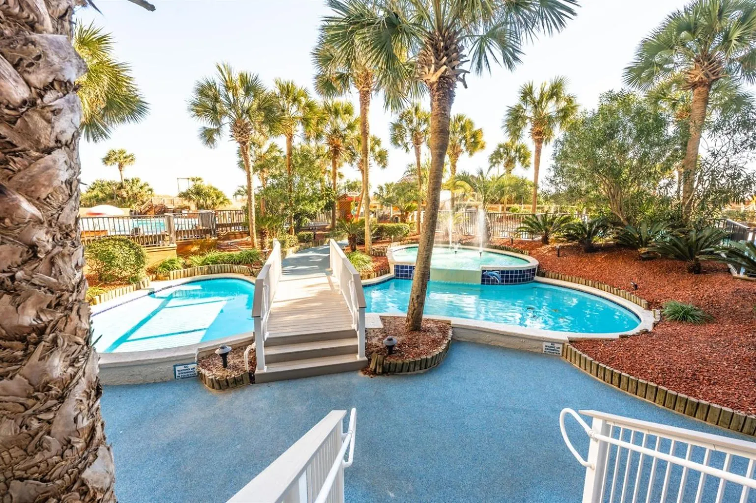Oceanfront Views, Recently Renovated Kitchen,Pools
