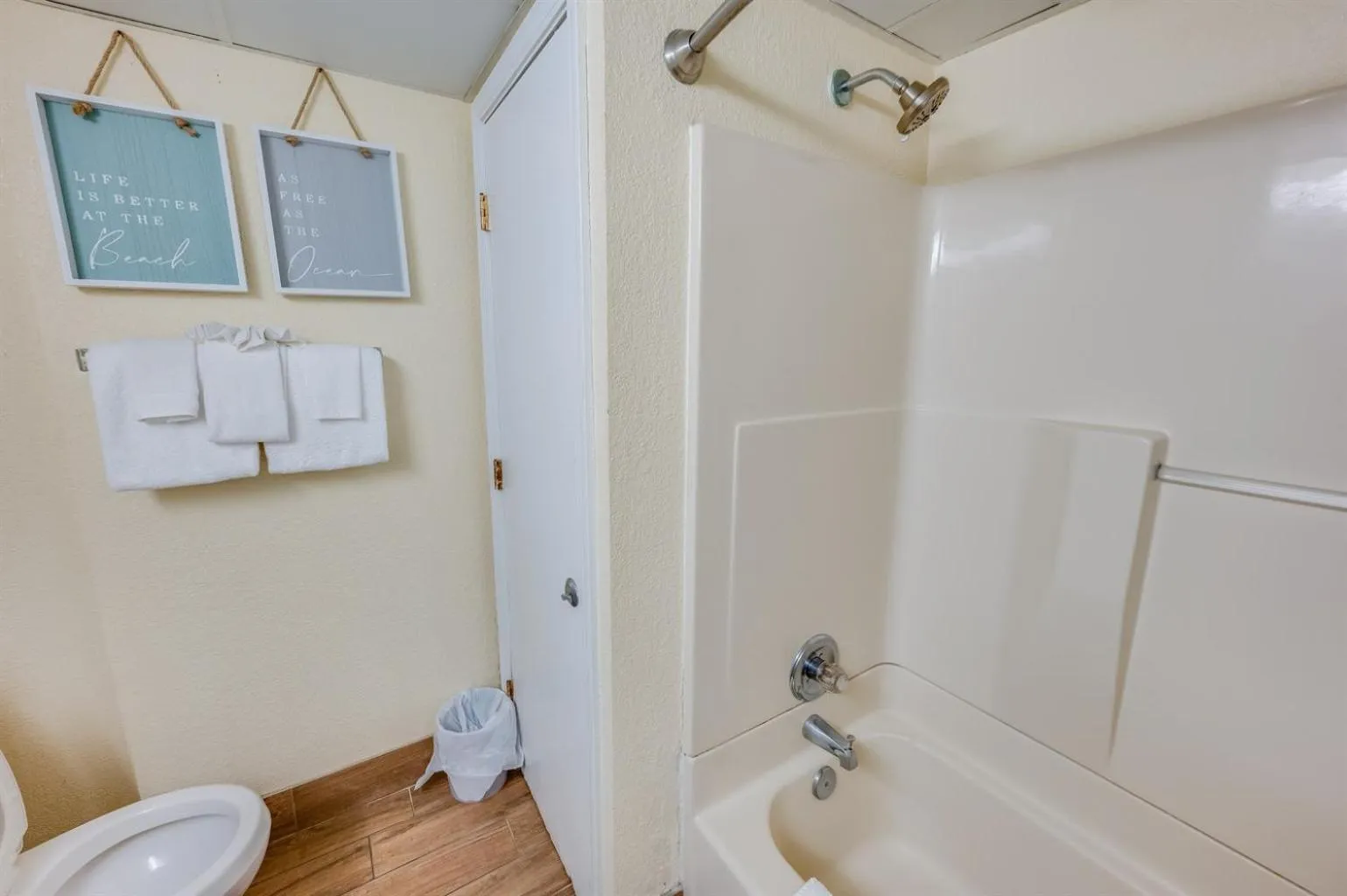 Oceanfront Views, Recently Renovated Kitchen,Pools