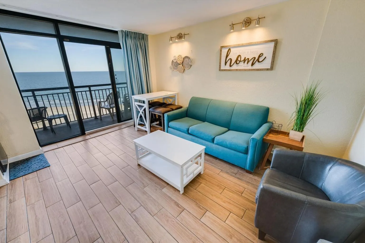 Oceanfront Views, Recently Renovated Kitchen,Pools