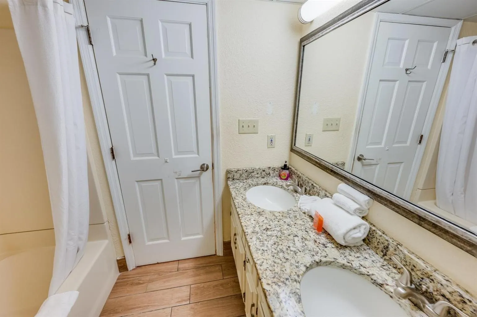 Oceanfront Views, Recently Renovated Kitchen,Pools