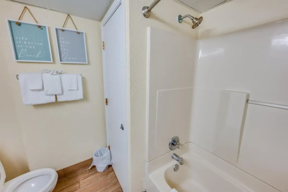 Oceanfront Views, Recently Renovated Kitchen,Pools