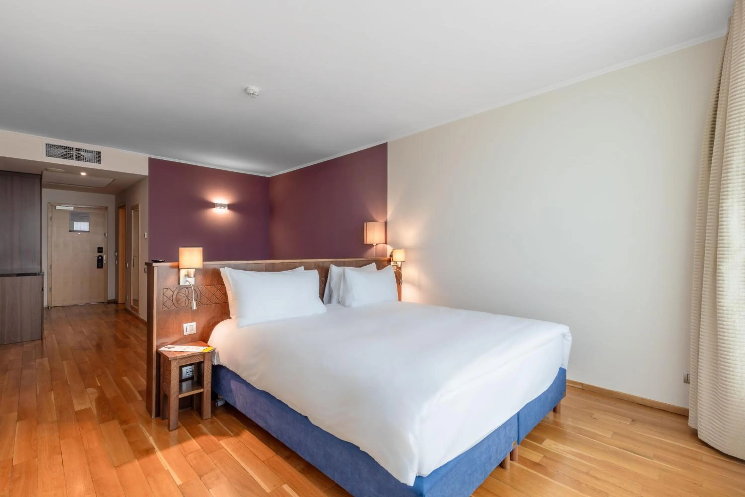 Bedroom, Bed in DoubleTree by Hilton Hotel Cluj - City Plaza