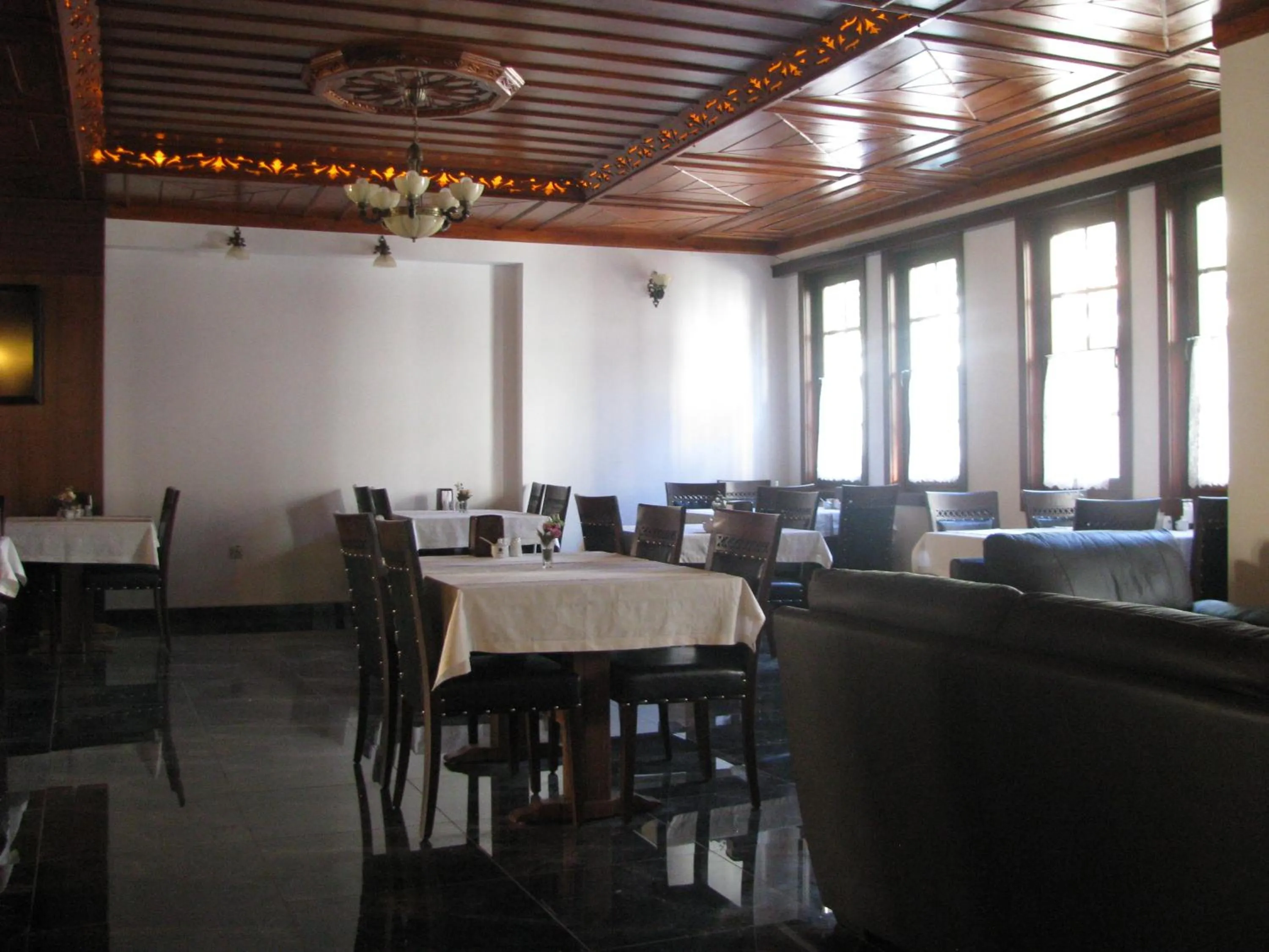 Restaurant/places to eat in Simre Hotel