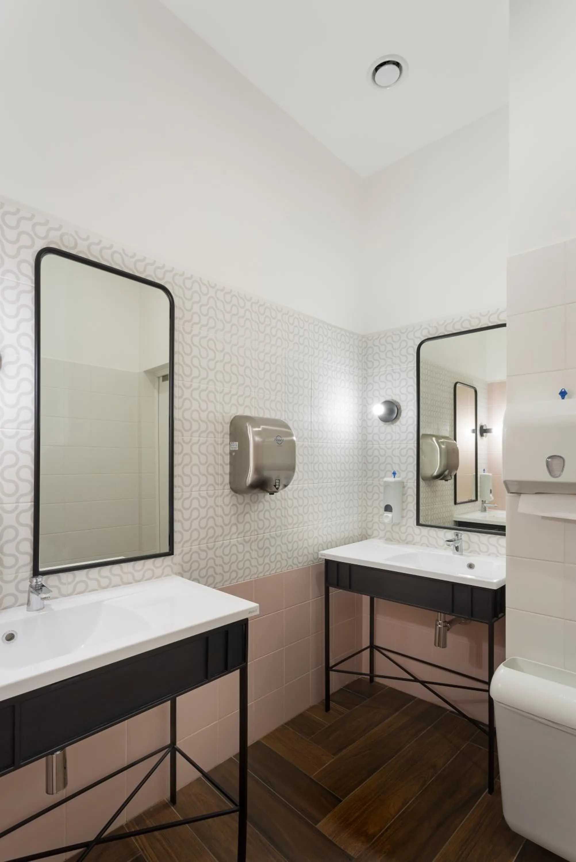 Restaurant/places to eat in Villa Four Rooms