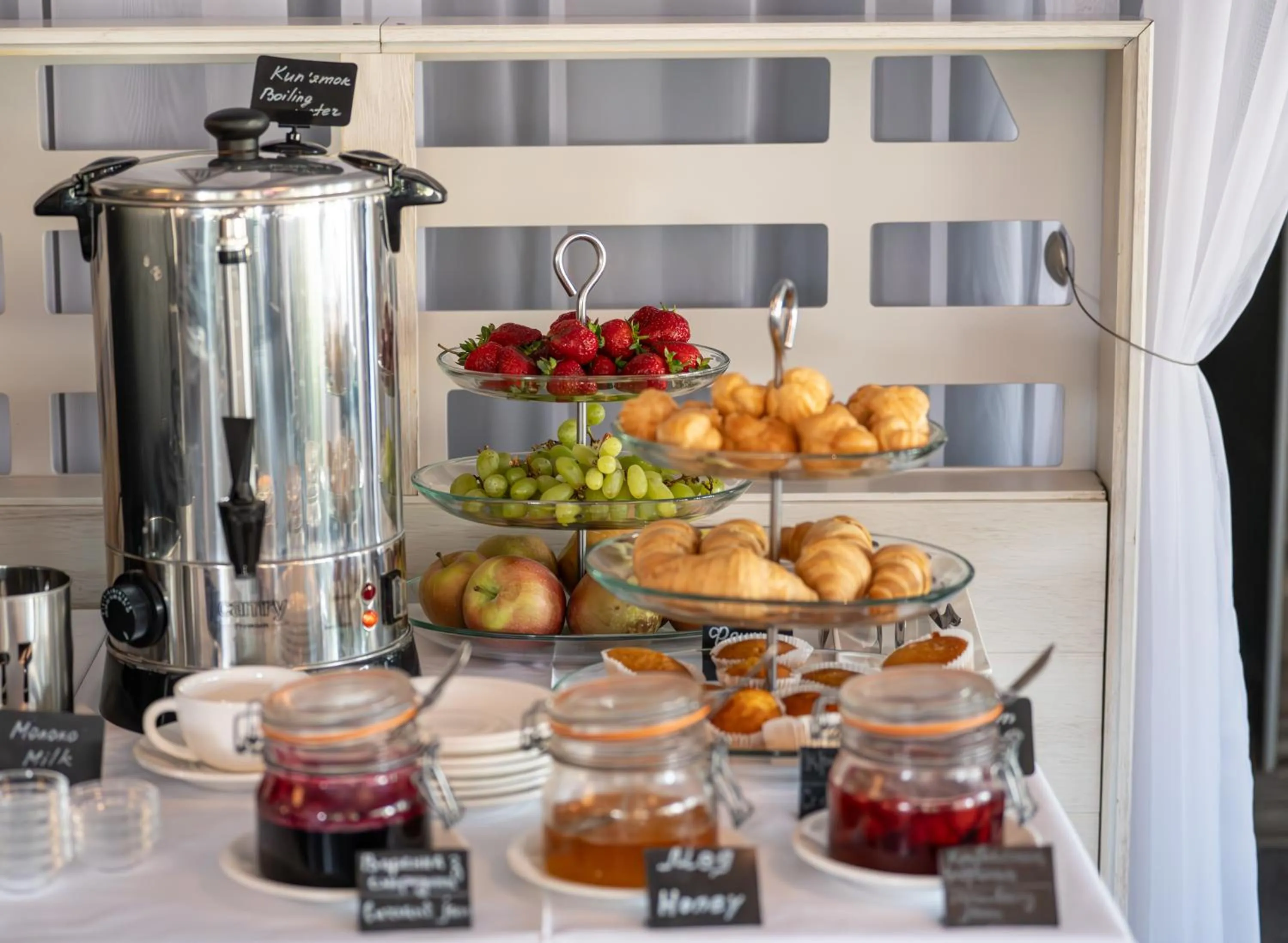 Food and drinks in Villa Four Rooms