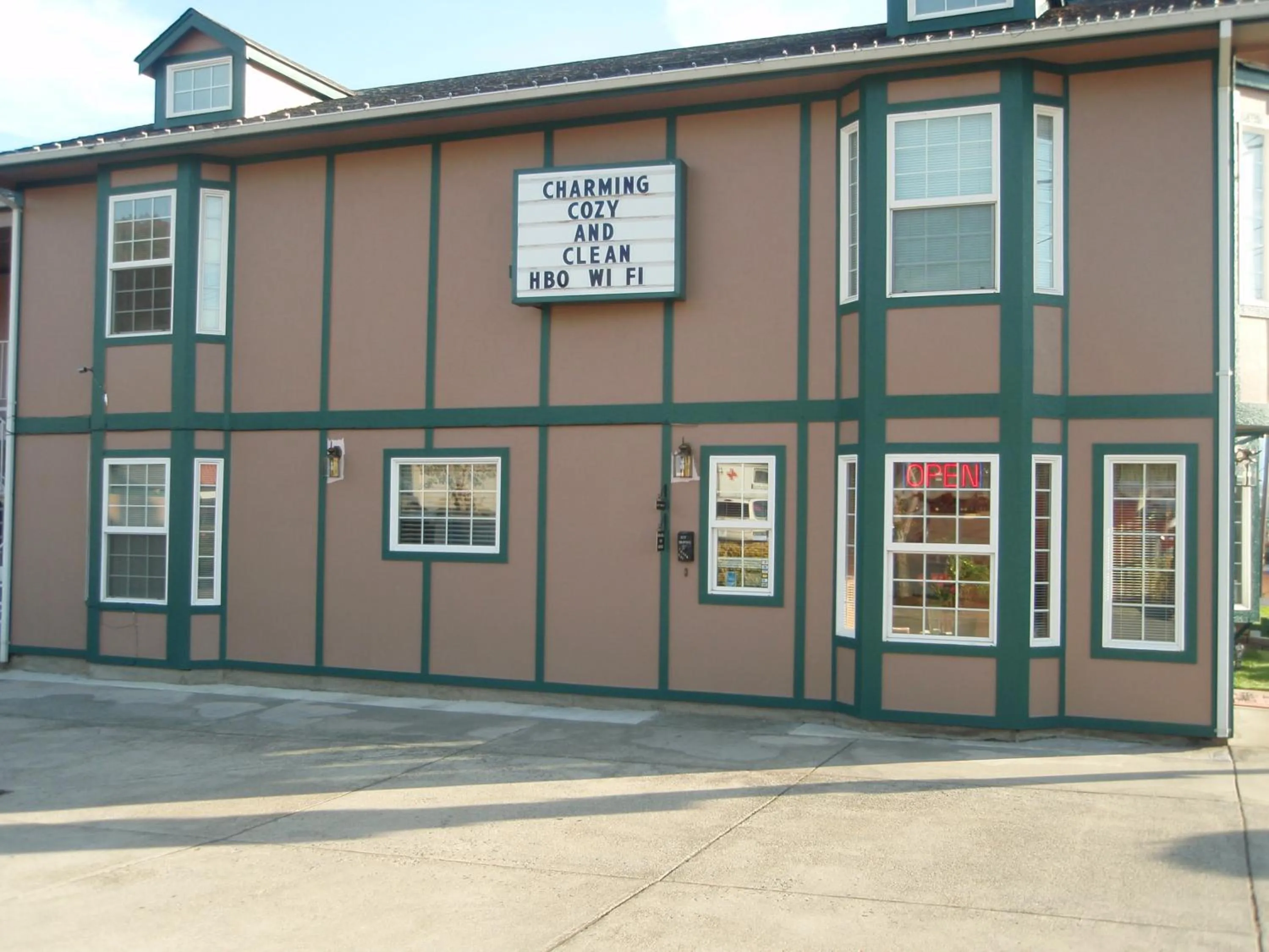 Property building in Sweet Breeze Inn Grants Pass