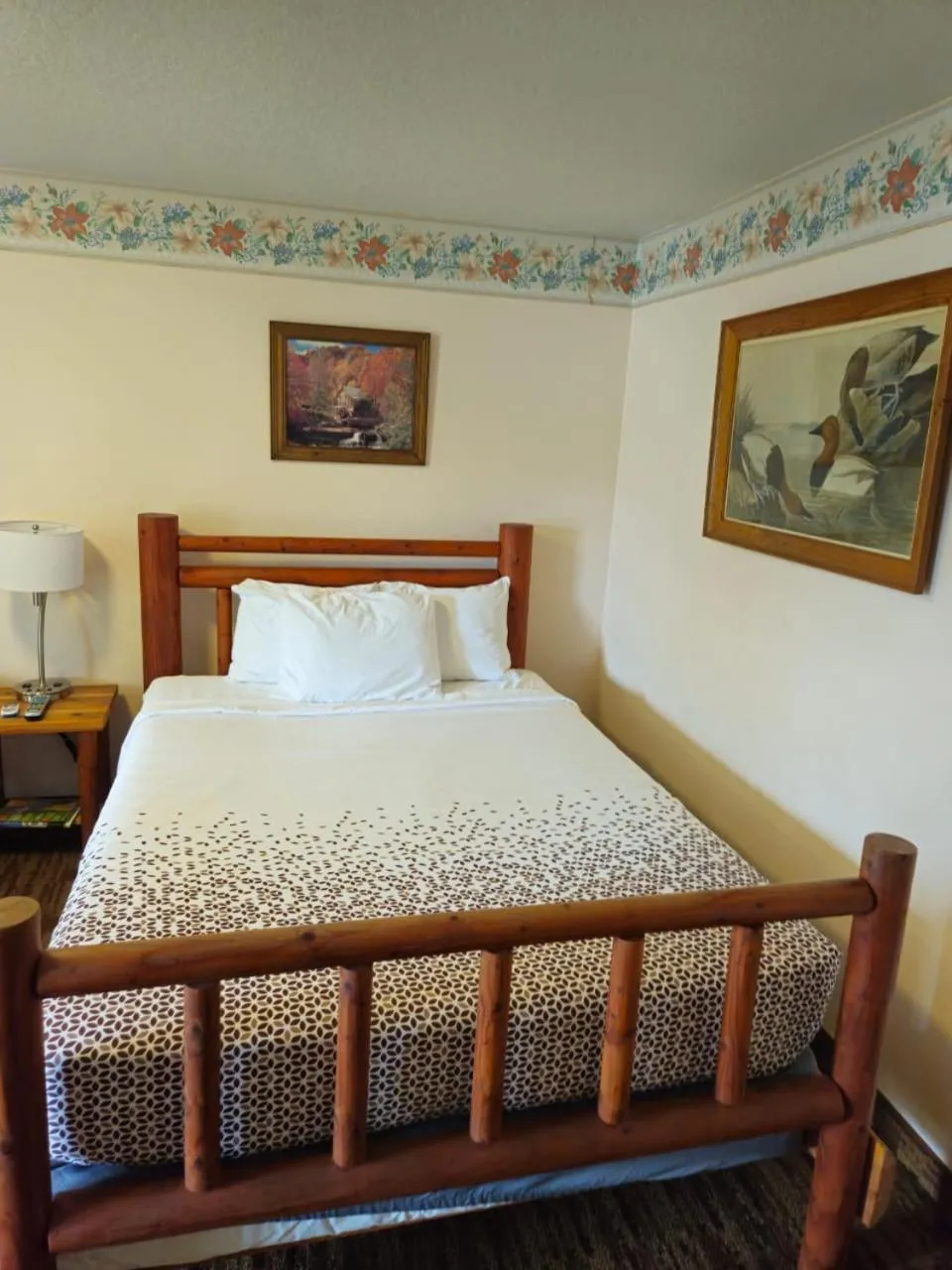 Bed in Sweet Breeze Inn Grants Pass