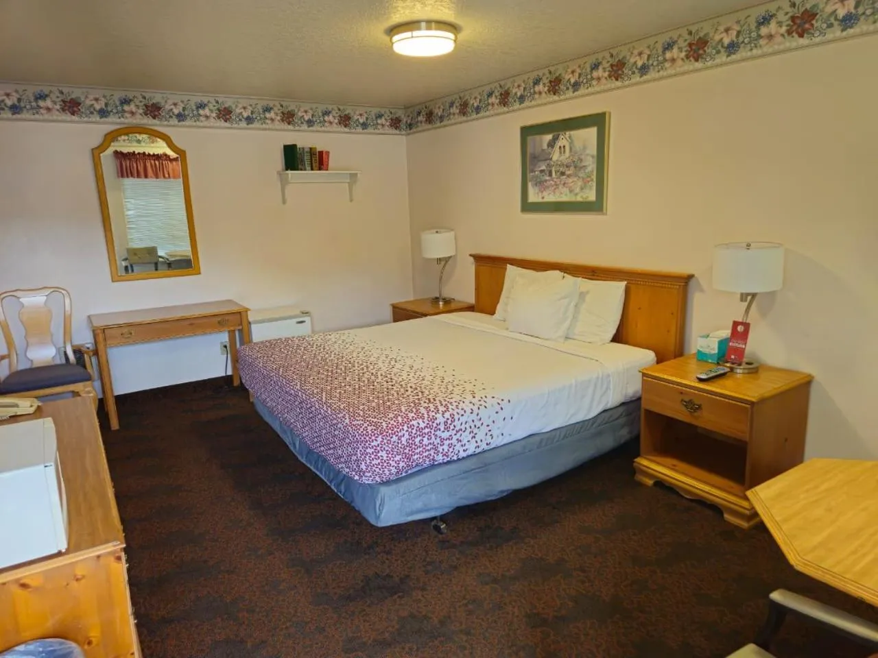 Photo of the whole room, Bed in Sweet Breeze Inn Grants Pass