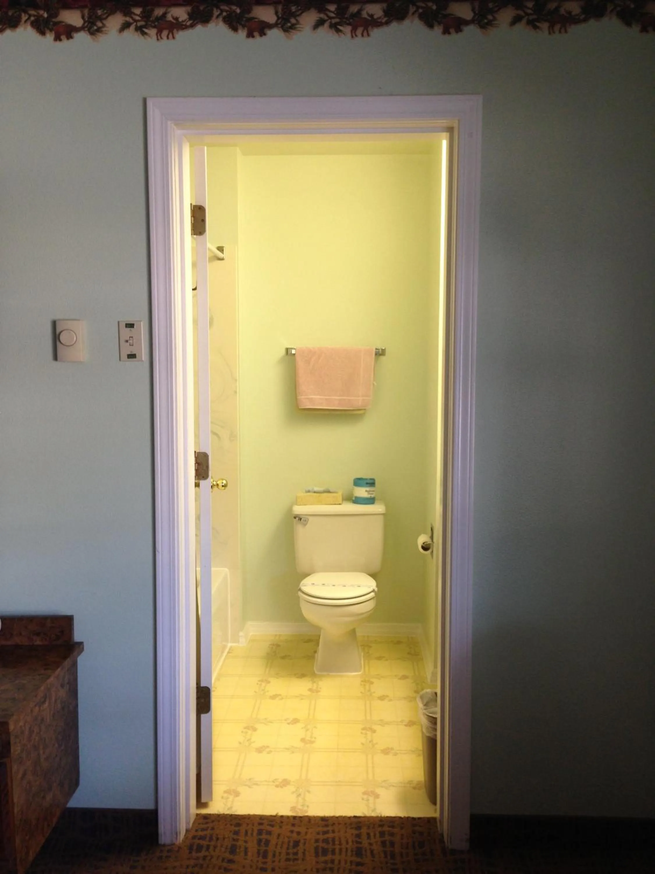 Toilet in Sweet Breeze Inn Grants Pass