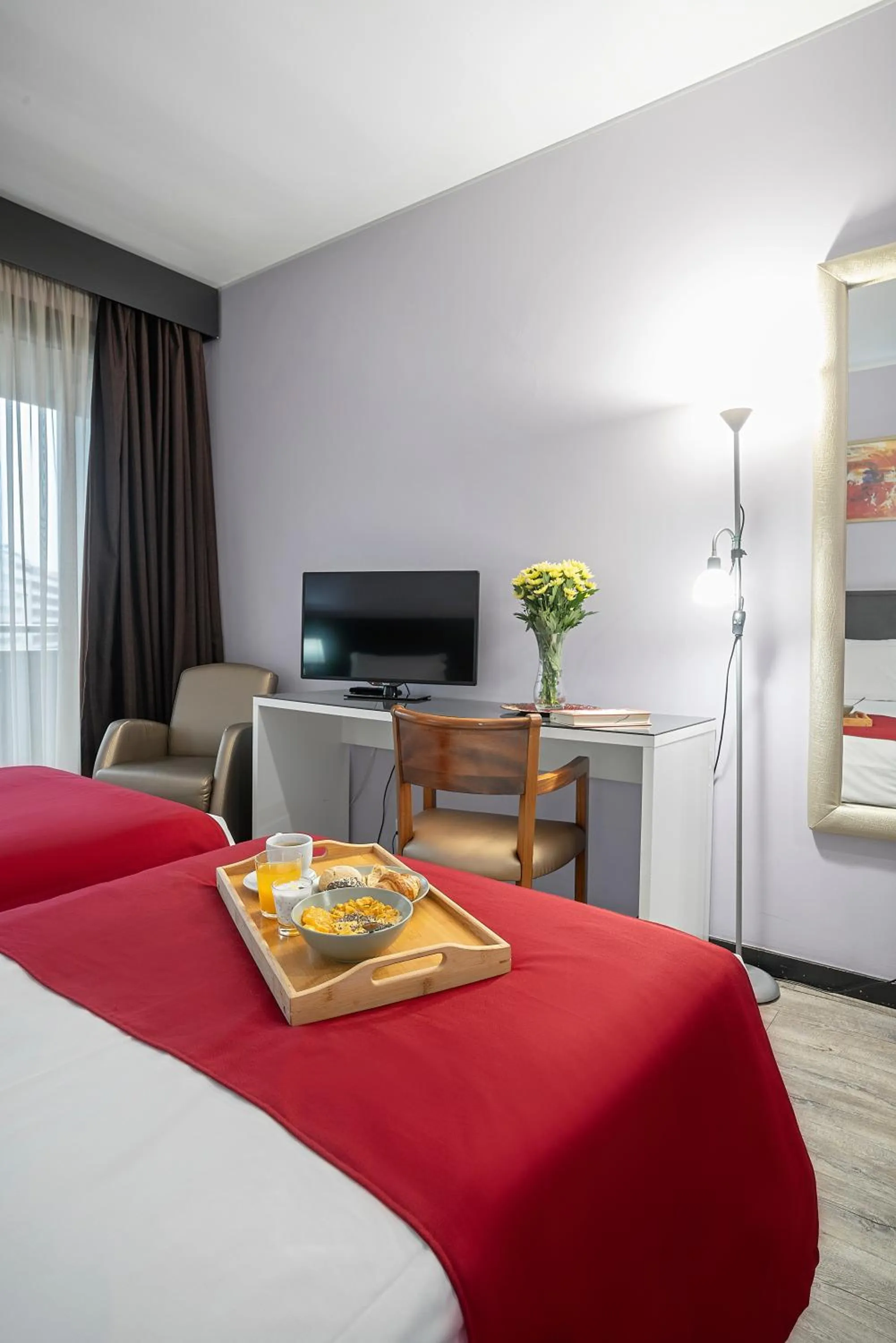 Communal lounge/ TV room, Bed in Hotel Estacão - Braga