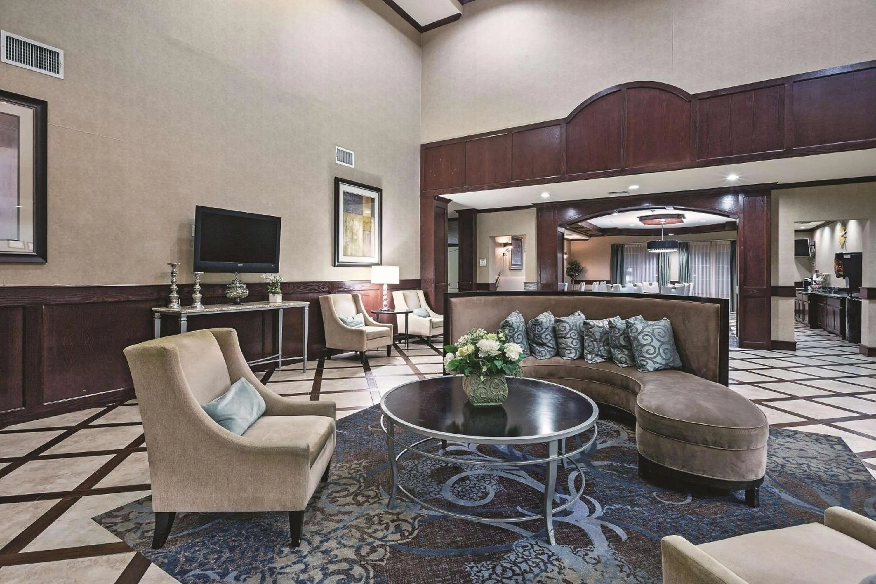 Lobby or reception in La Quinta by Wyndham DFW Airport West - Euless