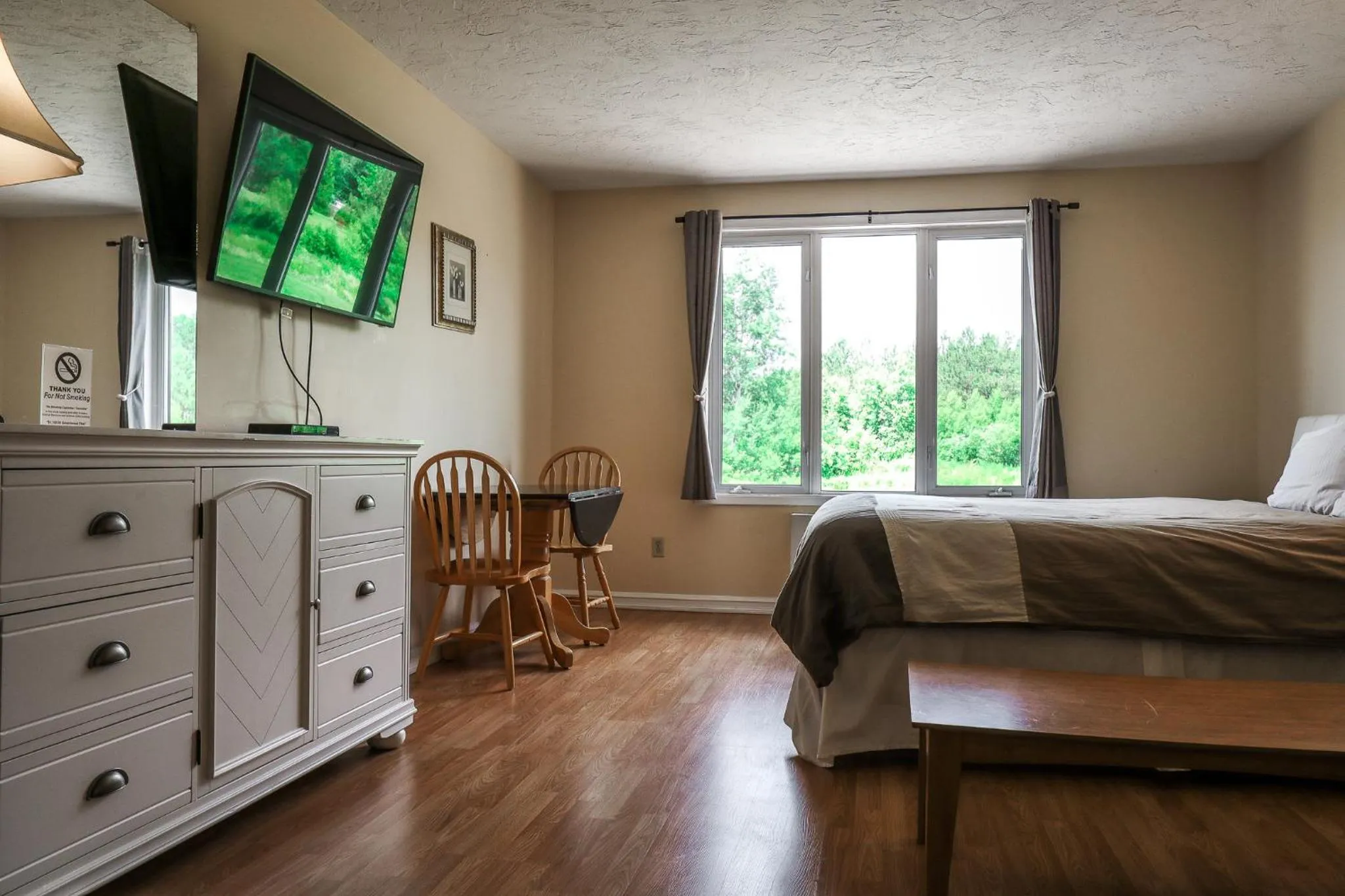Bedroom, Bed in Atlantic Motel