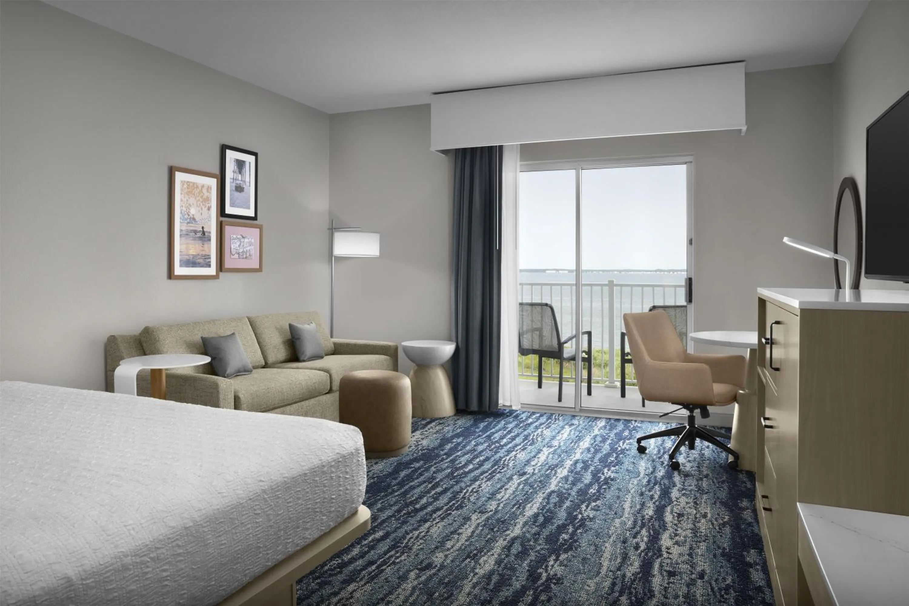 Living room, Bed in Hampton Inn & Suites Ocean City Bayfront-Convention Center