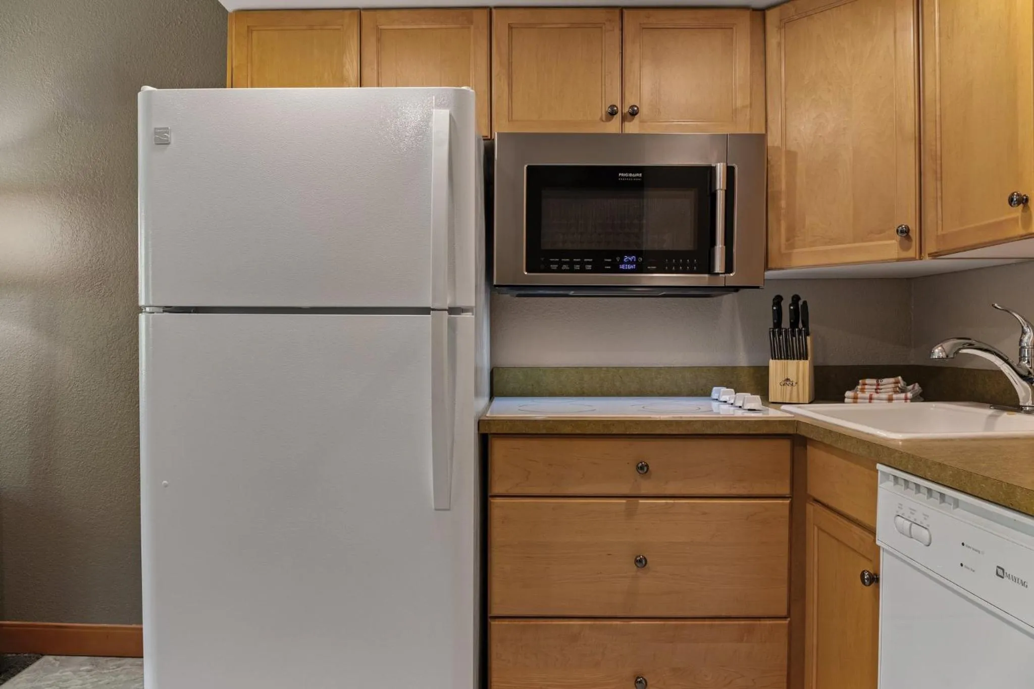 Communal kitchen in WorldMark Canmore-Banff