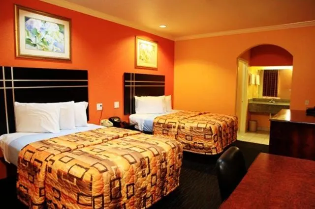 Bed in Executive inn Bacliff