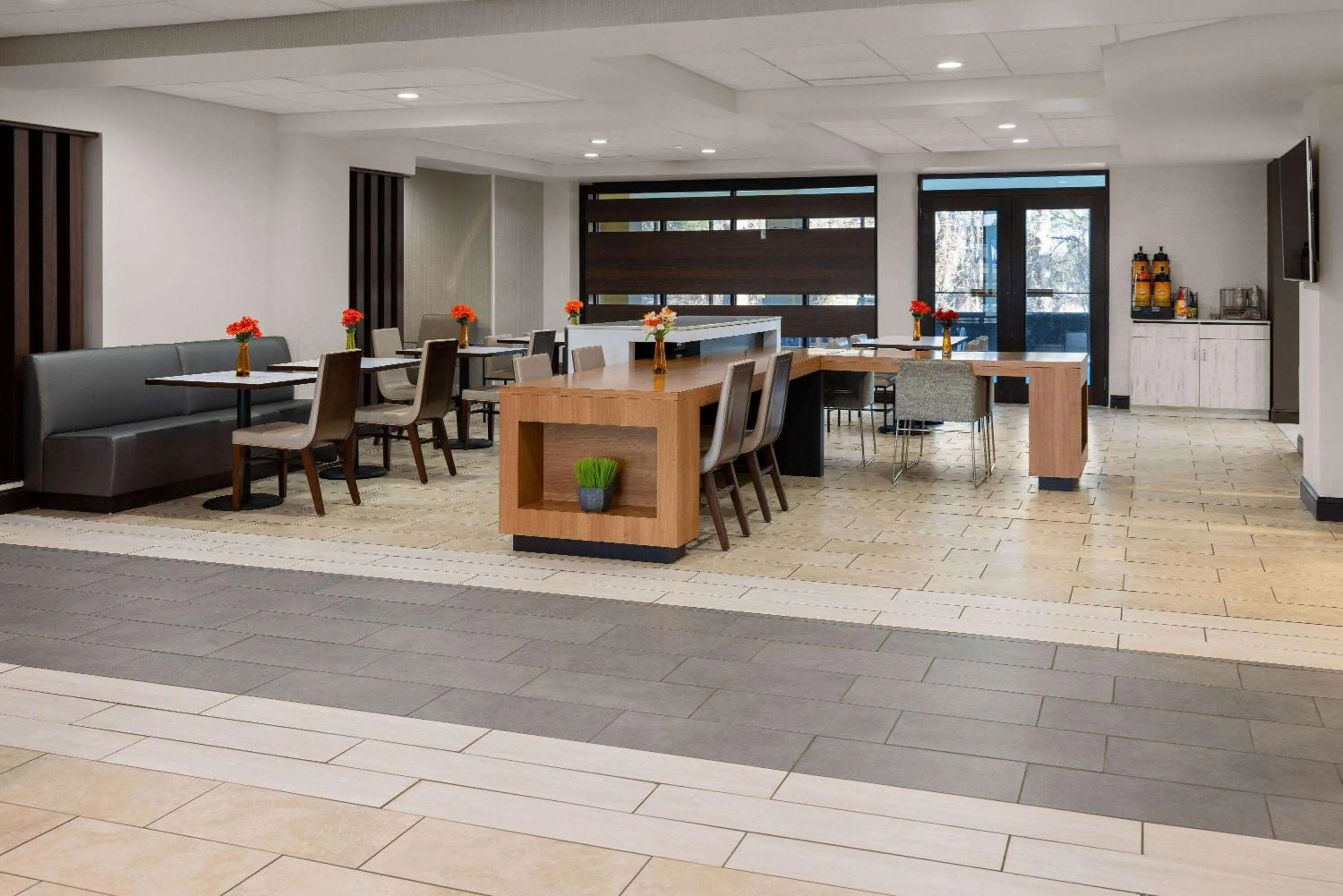 Breakfast in La Quinta Inn & Suites by Wyndham Mooresville